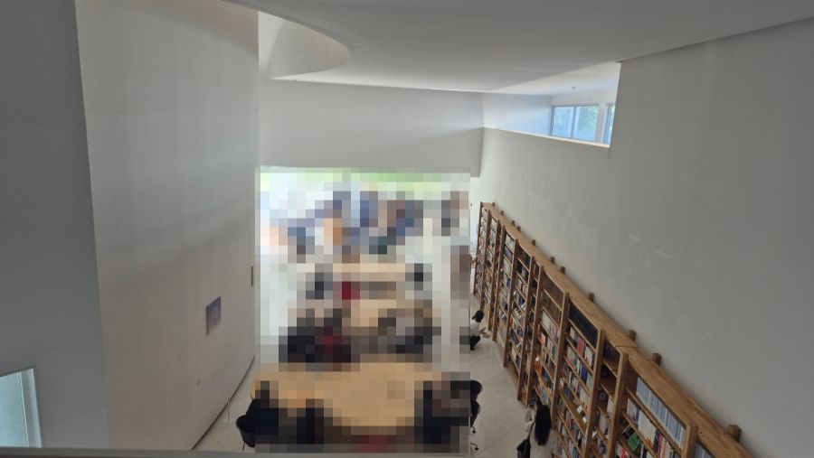 2층에서 내려다 본 북 카페 모습 / 이미지 출처: 필자 촬영