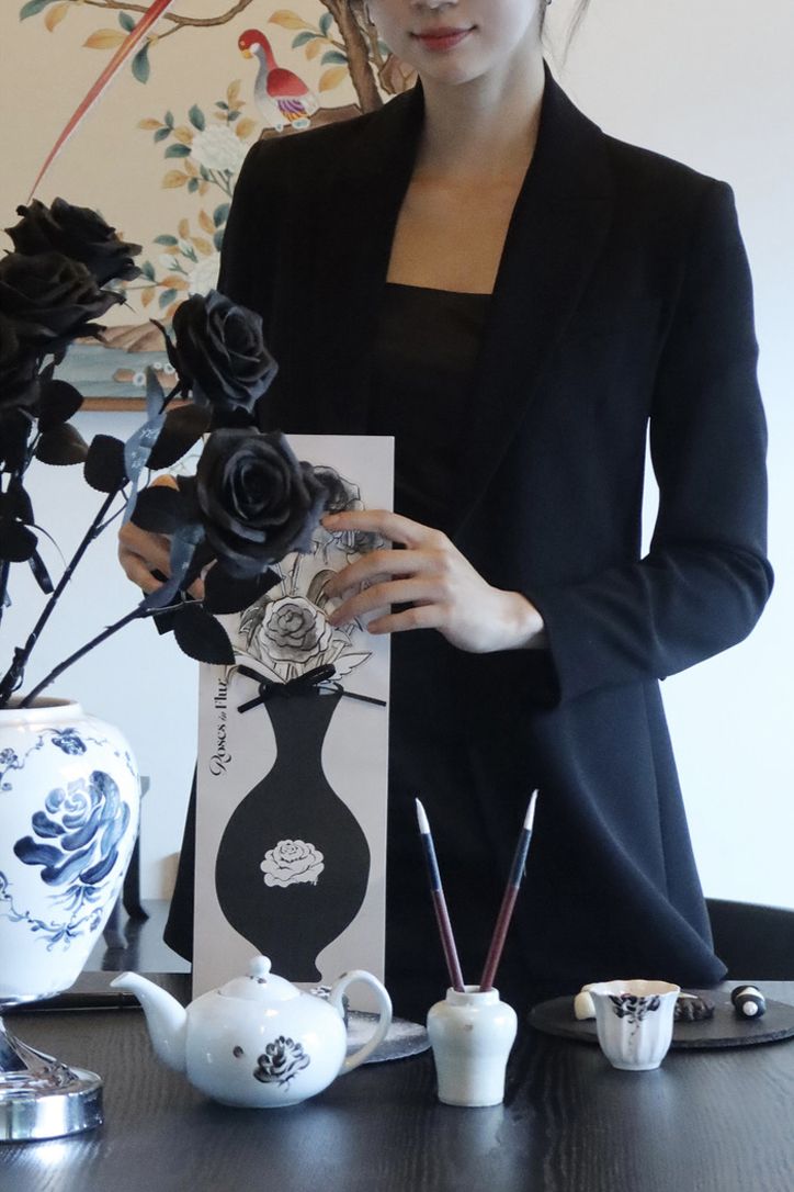 북촌의 한옥에서 진행되는 블랙 로즈 데이 세션의 정갈한 테이블 세팅 / 이미지 출처: 필자 촬영