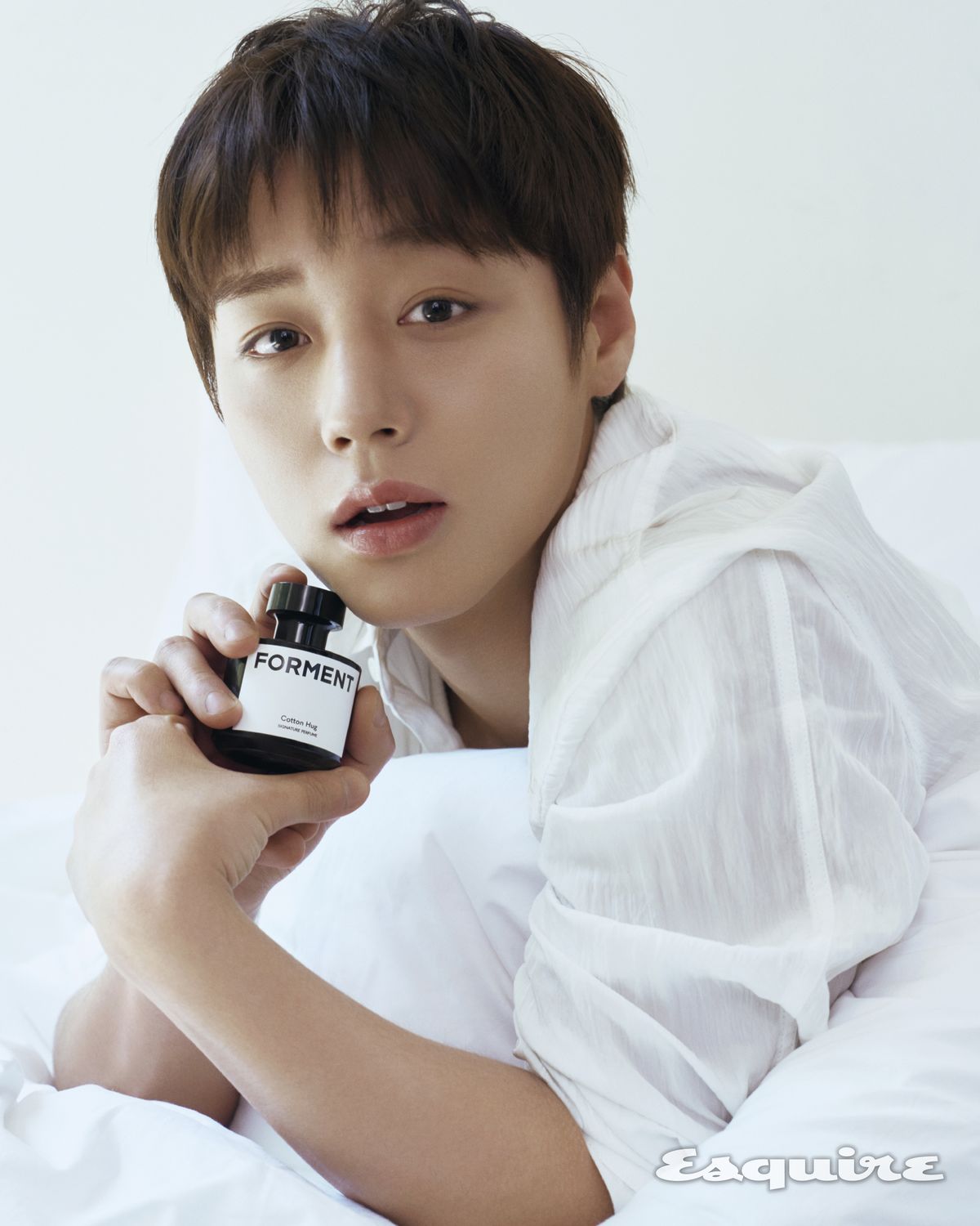 산뜻한 베르가못 노트와 기분 좋은 포근한 잔향이 어우러지는 코튼허그/50mL 3만9천원 포맨트. 셔츠 엘무드. 톱 스타일리스트 소장품.