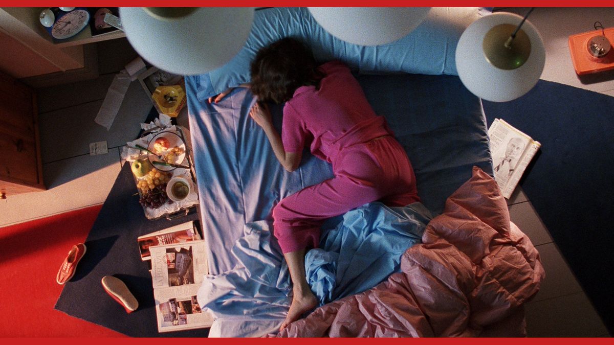 레드 컬러가 돋보이는 <신경쇠약 직전의 여자(1988)> / 이미지 출처: Pedro Almodovar, MUBI 