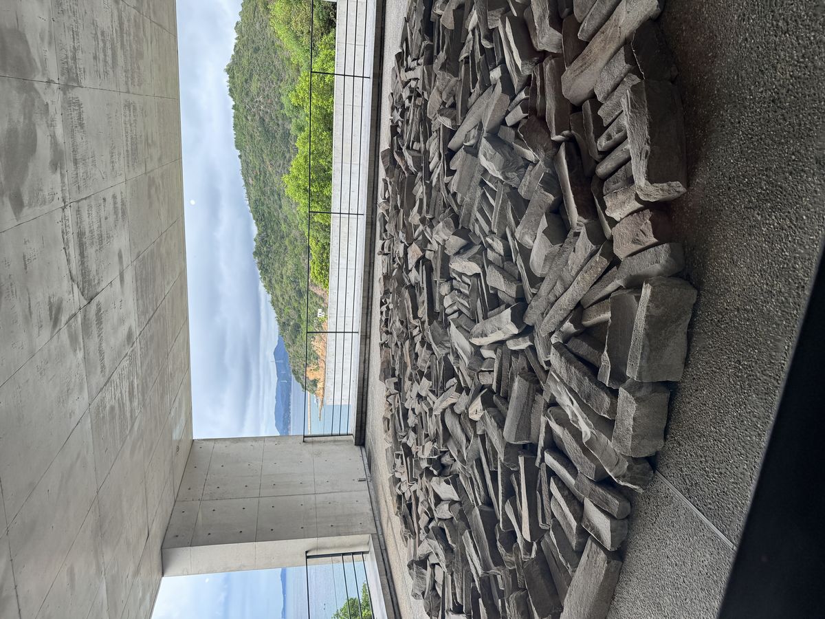 리처드 롱(Richard Long)의 <세토내해로 떠내려온 나무로 만든 원> (1997) / 이미지 출처: 필자 촬영