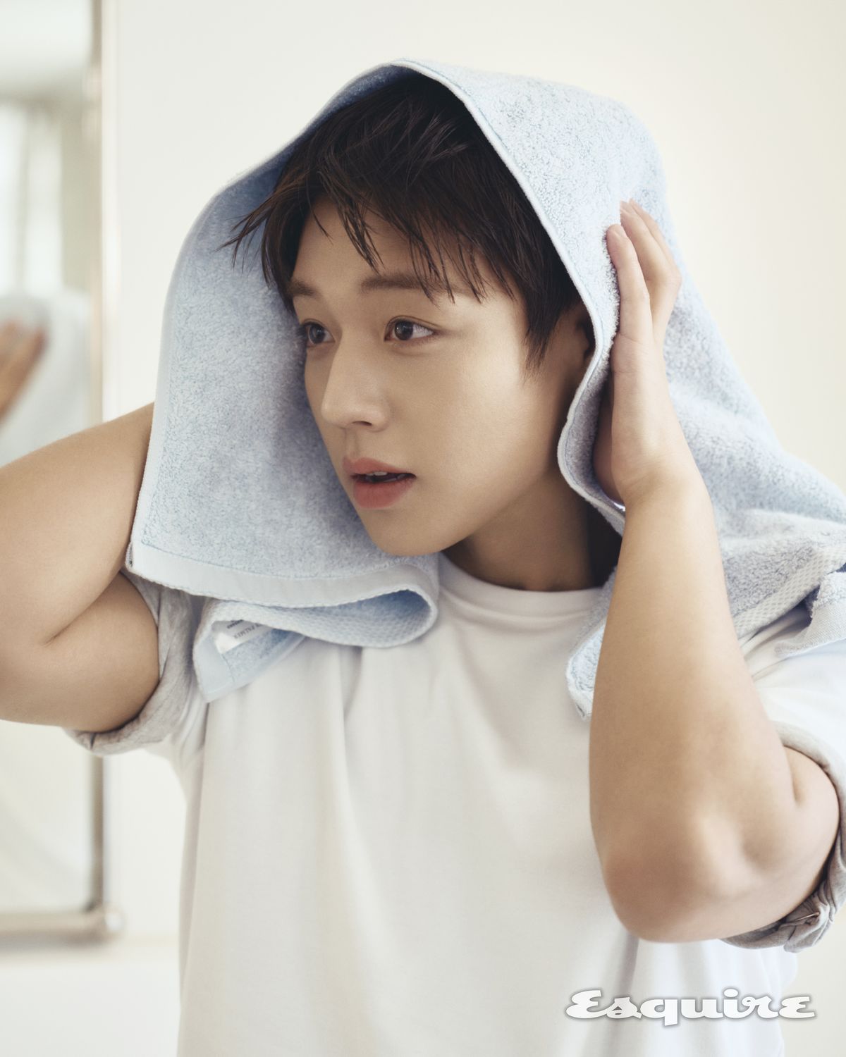 화이트 톱, 그레이 톱 모두 스타일리스트 소장품.