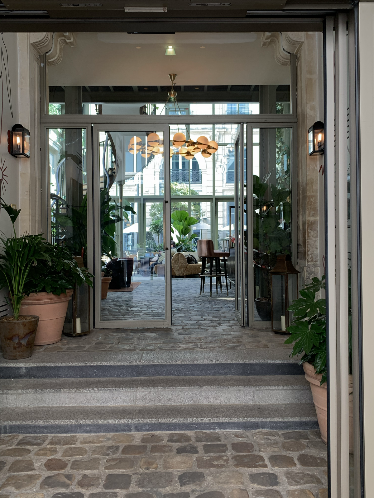 The Hoxton Paris 안뜰로 이어지는 입구. / 이미지 출처: 필자 촬영