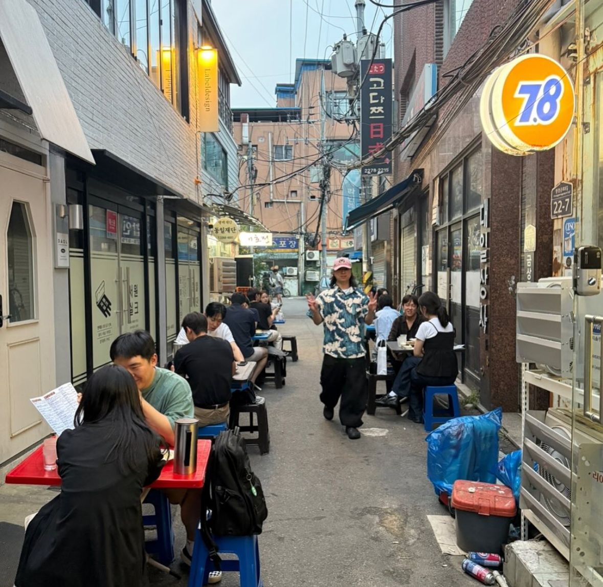 을지로 골목의 레트로한 공기 위에 자체 막걸리를 올려놓는 7.8 을지로 / 이미지 출처: 7.8 을지로 SNS