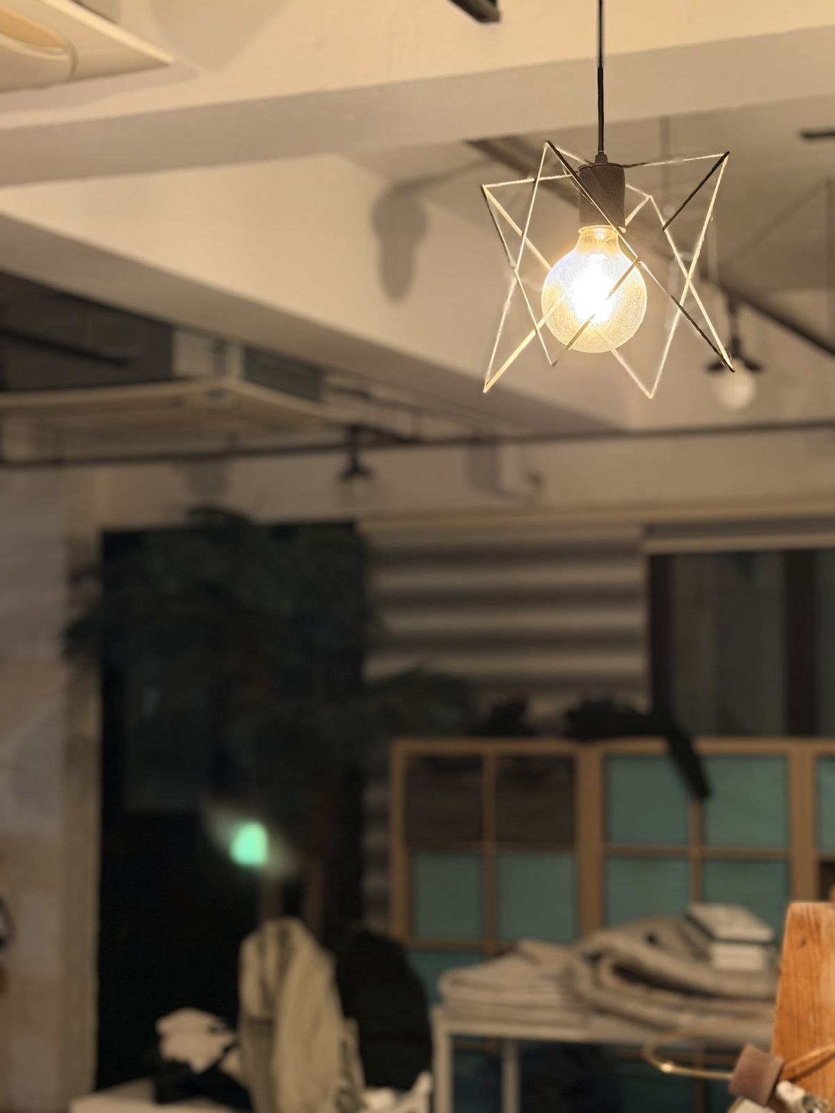 따듯한 색감의 불빛만큼이나 따뜻한 방에서 편안한 밤을 보낼 수 있었다. / 이미지 출처: 필자 촬영