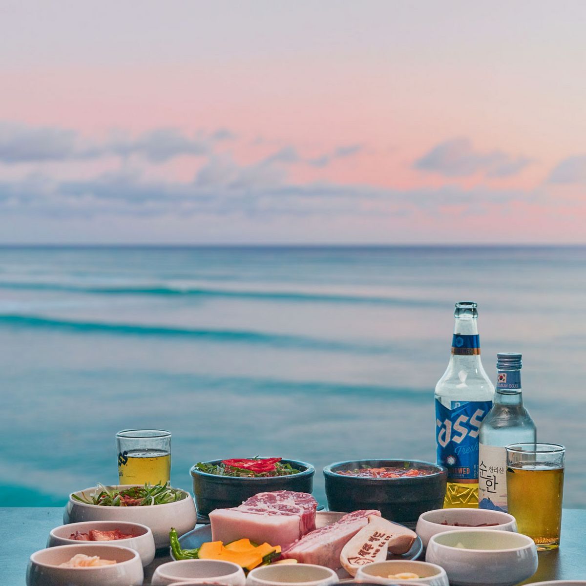 직원이 직접 구워주는 겉은 바삭하고 속은 촉촉한 흑돼지와 고소함과 감칠맛이 폭발하는 ‘갈치속젓 볶음밥’을 함께 먹어보길 추천한다. / 출처: 정도 애월흑돼지 본점 네이버지도 업체 등록