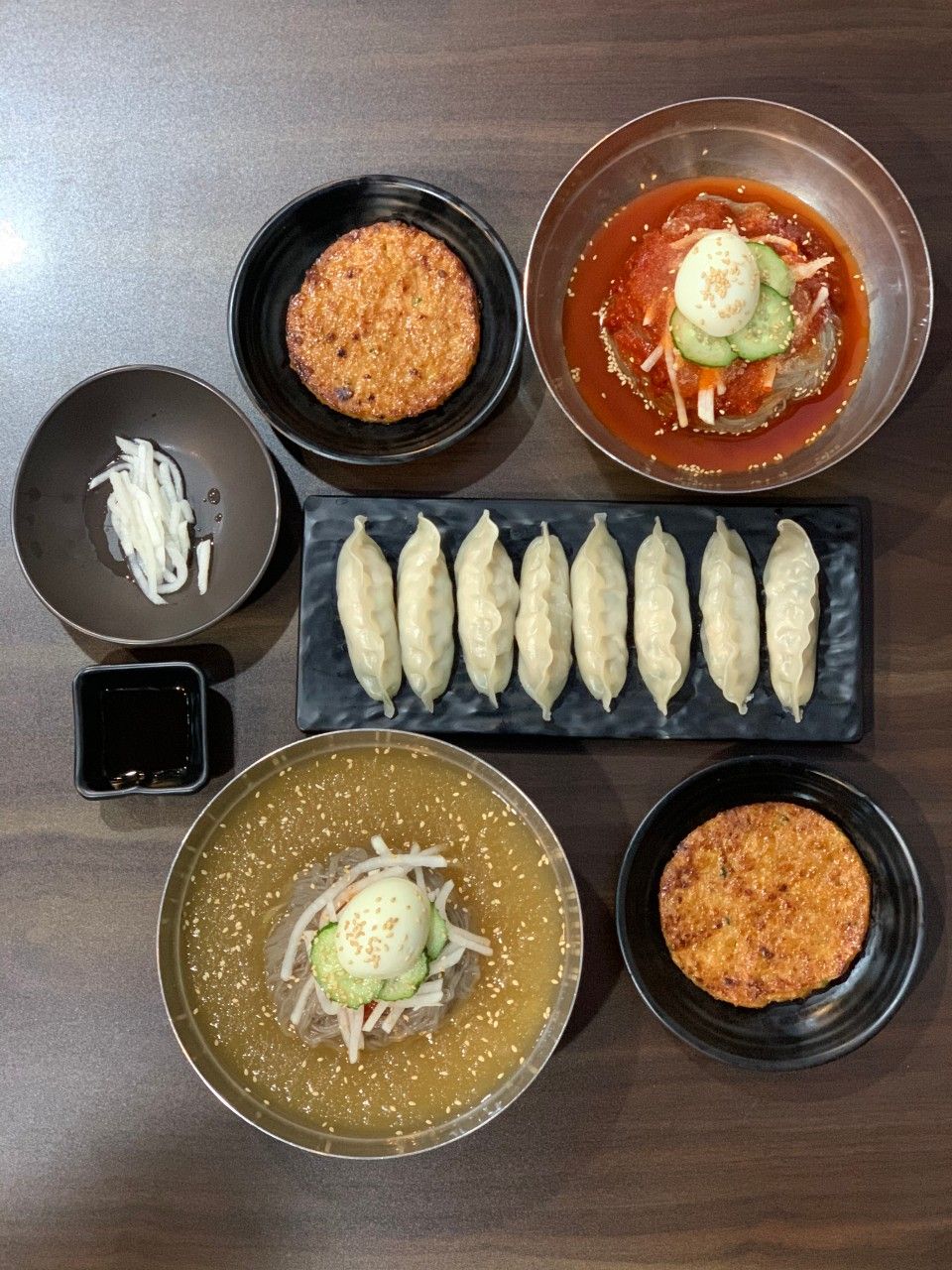 덤으로 나오는 떡갈비와 냉면의 조합이 정말 맛있다. / 출처: 네이버지도 업체 제공