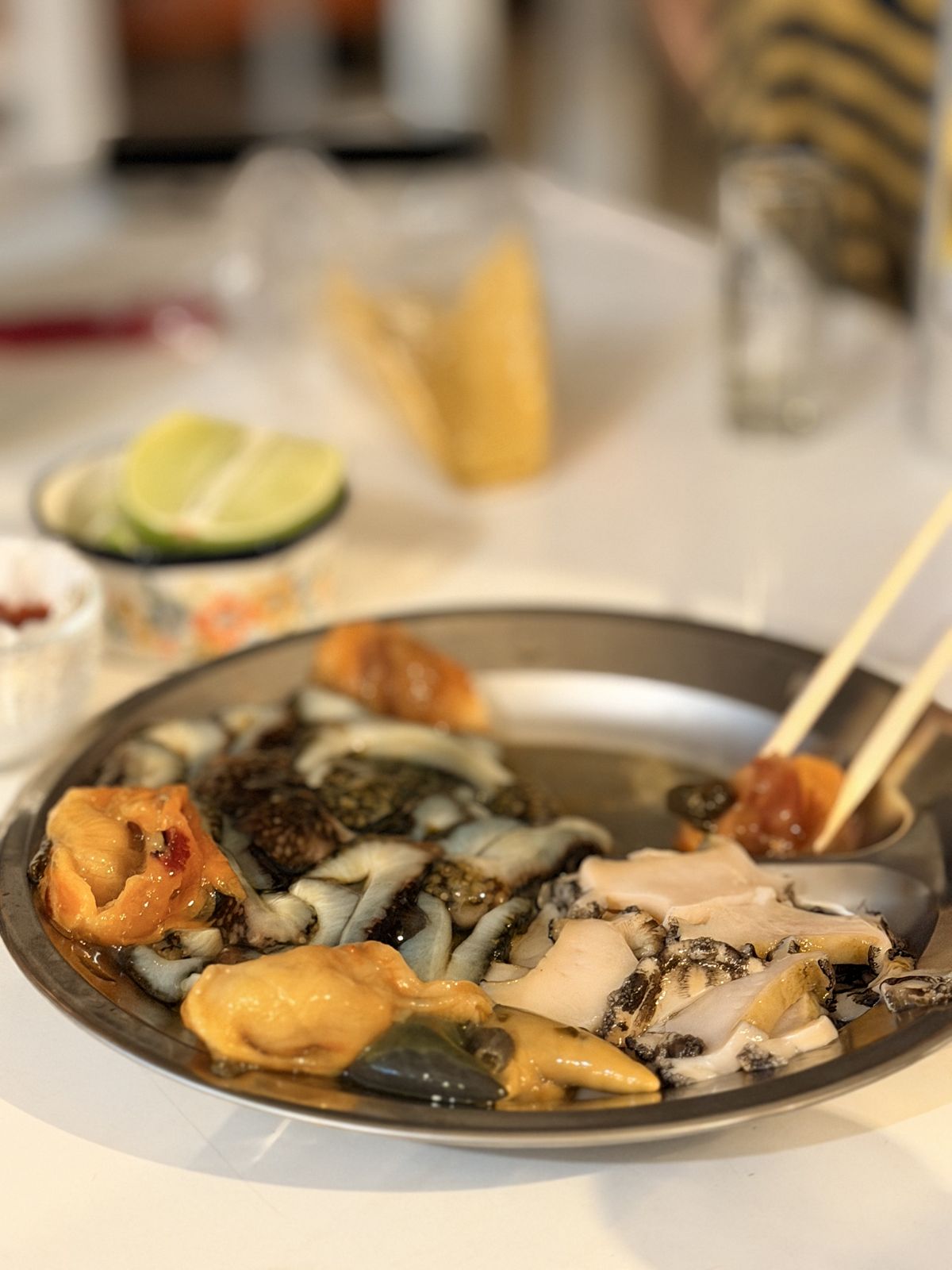 해산물이 너무나 싱싱해서 혹시 직접 잡은 건가하였으나 수산물 시장에서 사 온 것이라 한다. / 이미지 출처: 필자 촬영