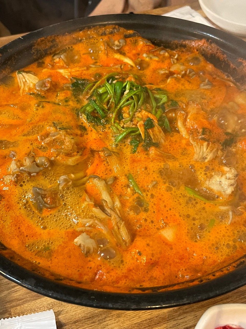 ‘가양칼국수버섯매운탕’ 오직 단 하나의 메뉴로 승부한다. / 출처: 가양칼국수버섯매운탕 네이버지도 업체 등록