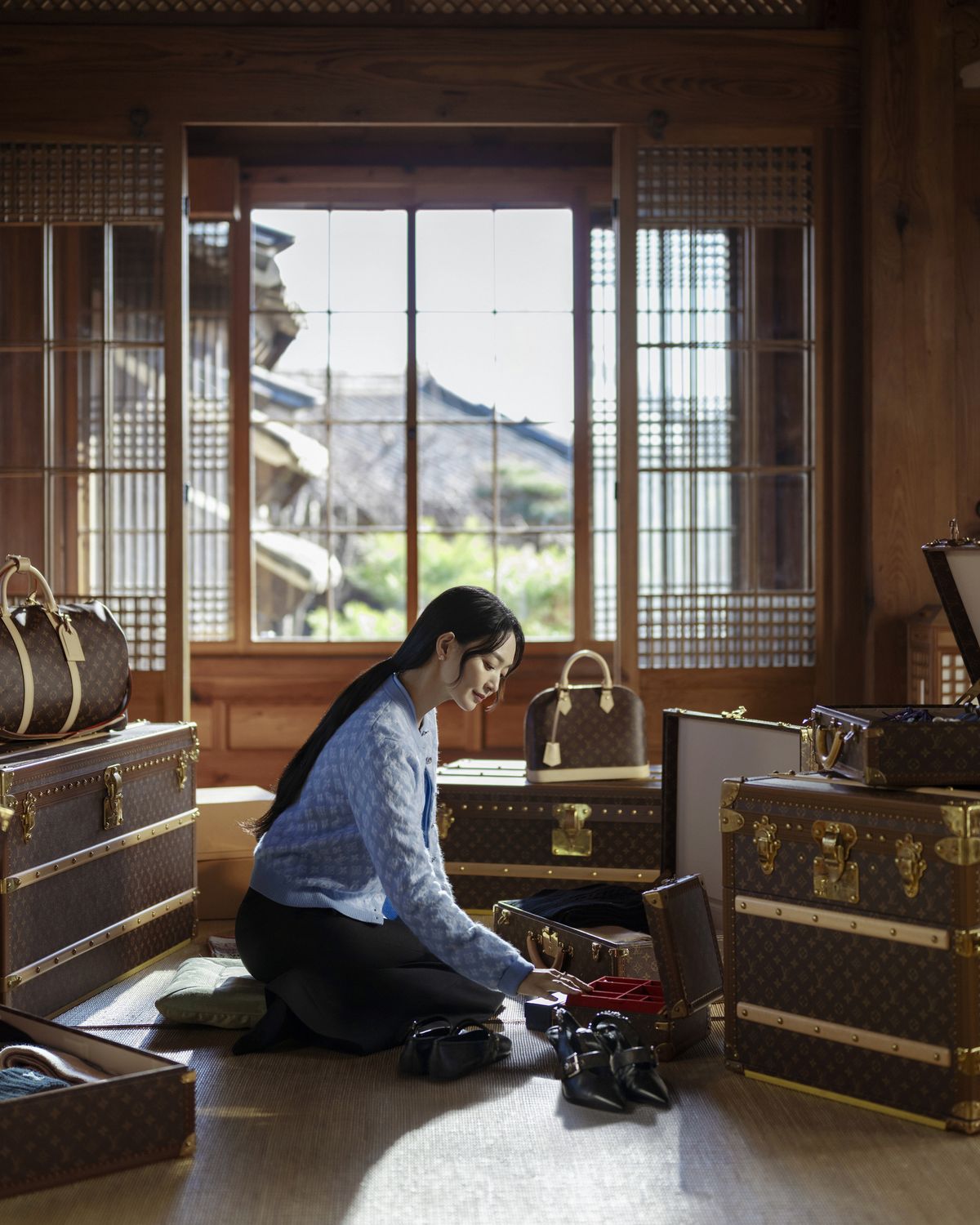 루이 비통 모노그램 탄생 130주년 기념 ‘Spirit of Travel’ 프로젝트에 함께한 신민아.