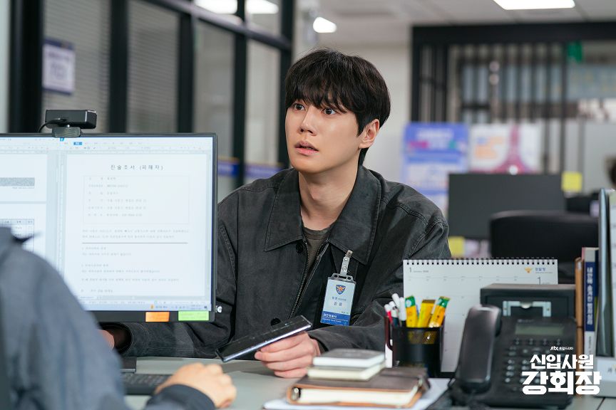 이준영은 사고 후 강용호의 영혼이 들어간 27살 황준현을 연기하기 위해 연구했지만, 손현주를 따라하기보다는 이준영만의 방식으로 연기해냈다. / 출처: tvN