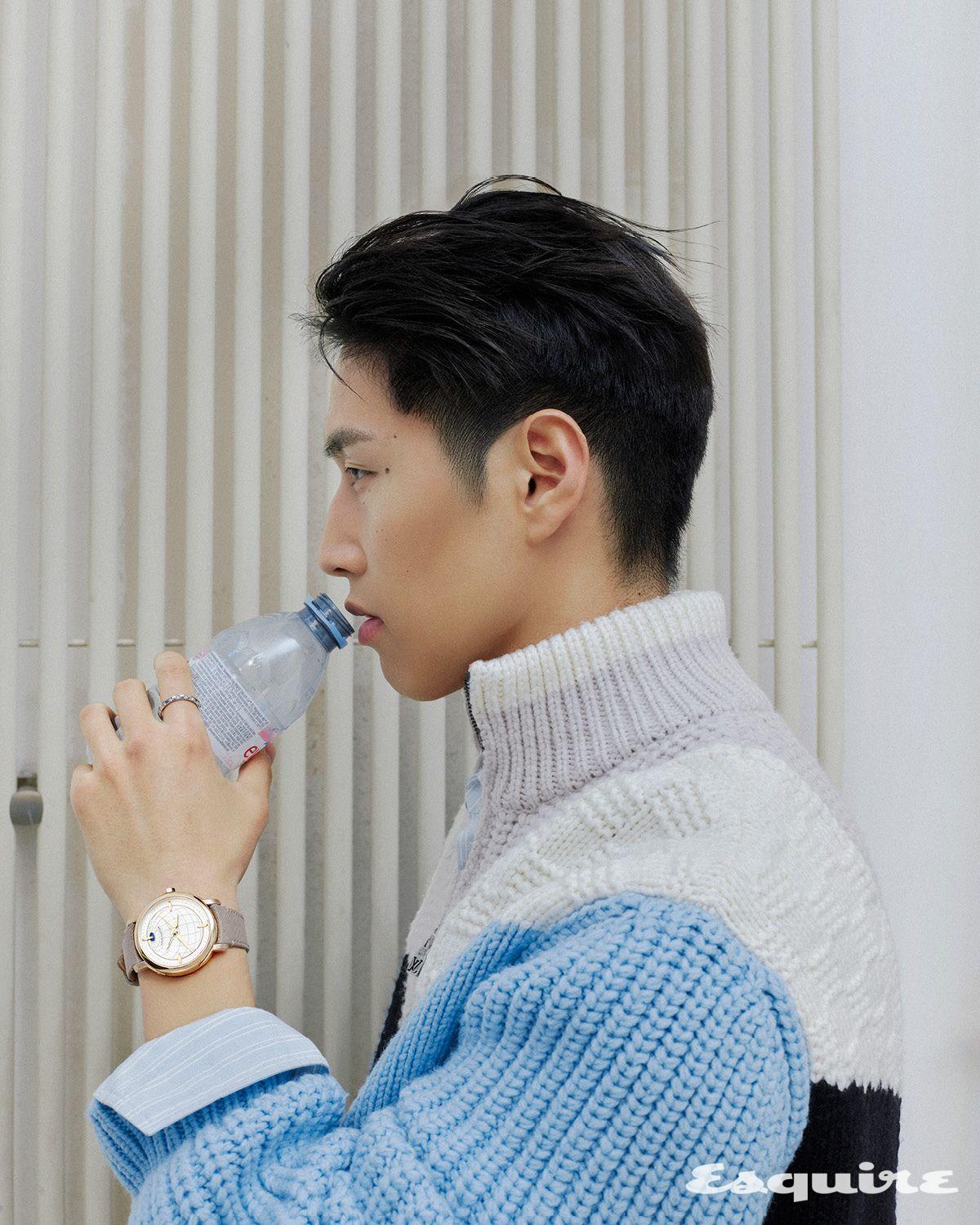 42mm 로즈 골드 케이스에 듀얼 타임 디스플레이를 장착한 에스칼 트윈 존 워치, 화이트 골드 르 다미에 드 루이 비통 스몰 링, 니트 시그너처 트랙 톱, 블루 스트라이프 셔츠 모두 루이 비통.