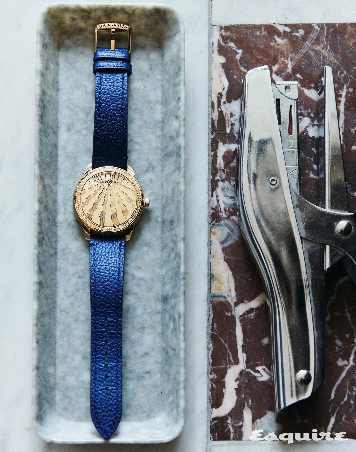 기요셰 디테일의 핑크 골드 케이스와 블루 송아지 가죽 스트랩이 조화로운 37mm 핑크 골드 기요셰 땅부르 컨버전스 워치 루이 비통.