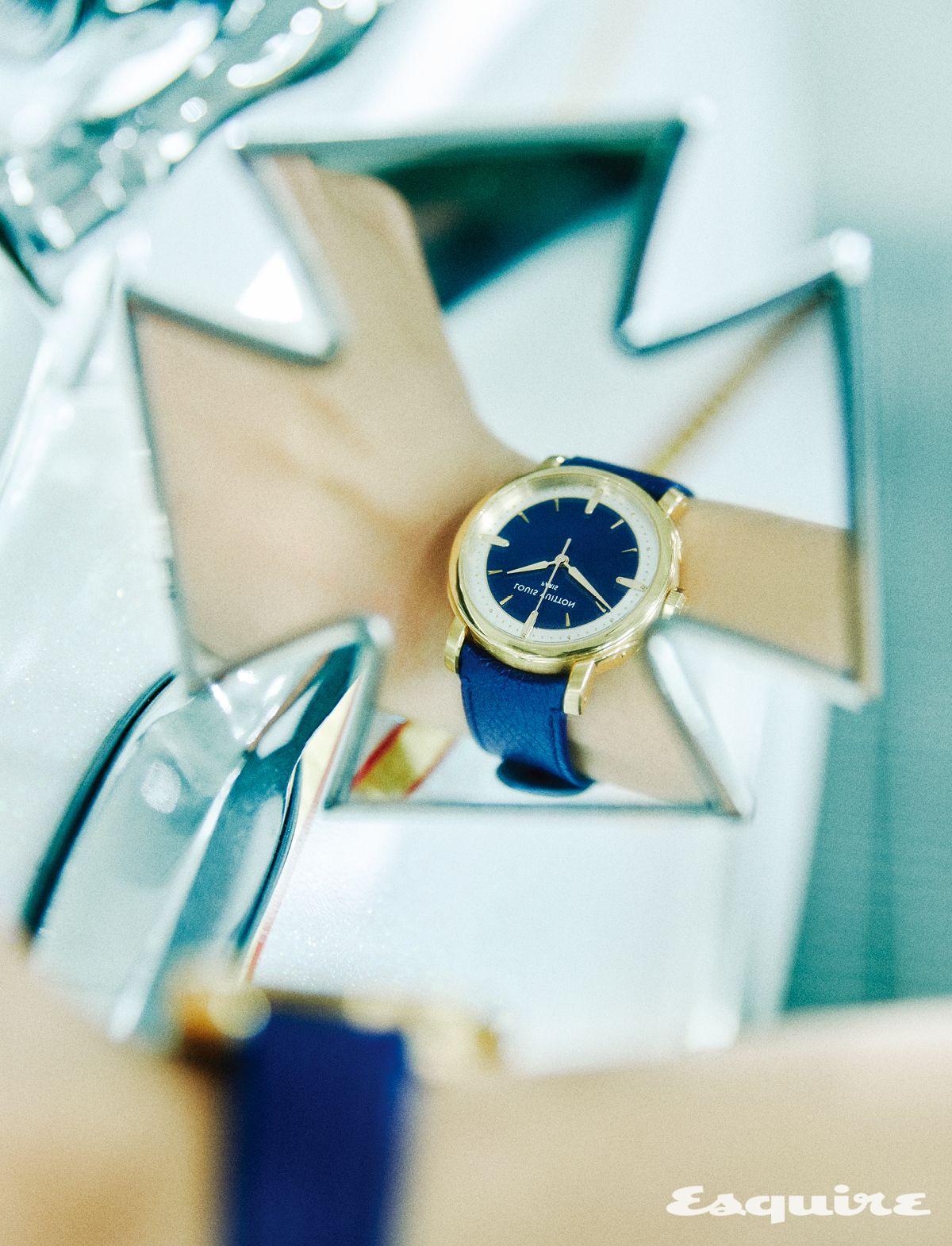 39mm 로즈 골드 케이스에 블루 다이얼과 송아지 가죽 스트랩을 매치한 에스칼 워치 루이 비통.