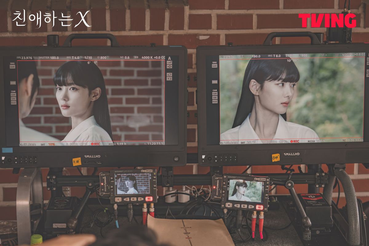 멜로, 시대극, 장르물을 모두 다뤄온 연출자 답게 <친애하는 X>의 어두운 분위기와도 잘 맞는다. / 출처: 티빙
