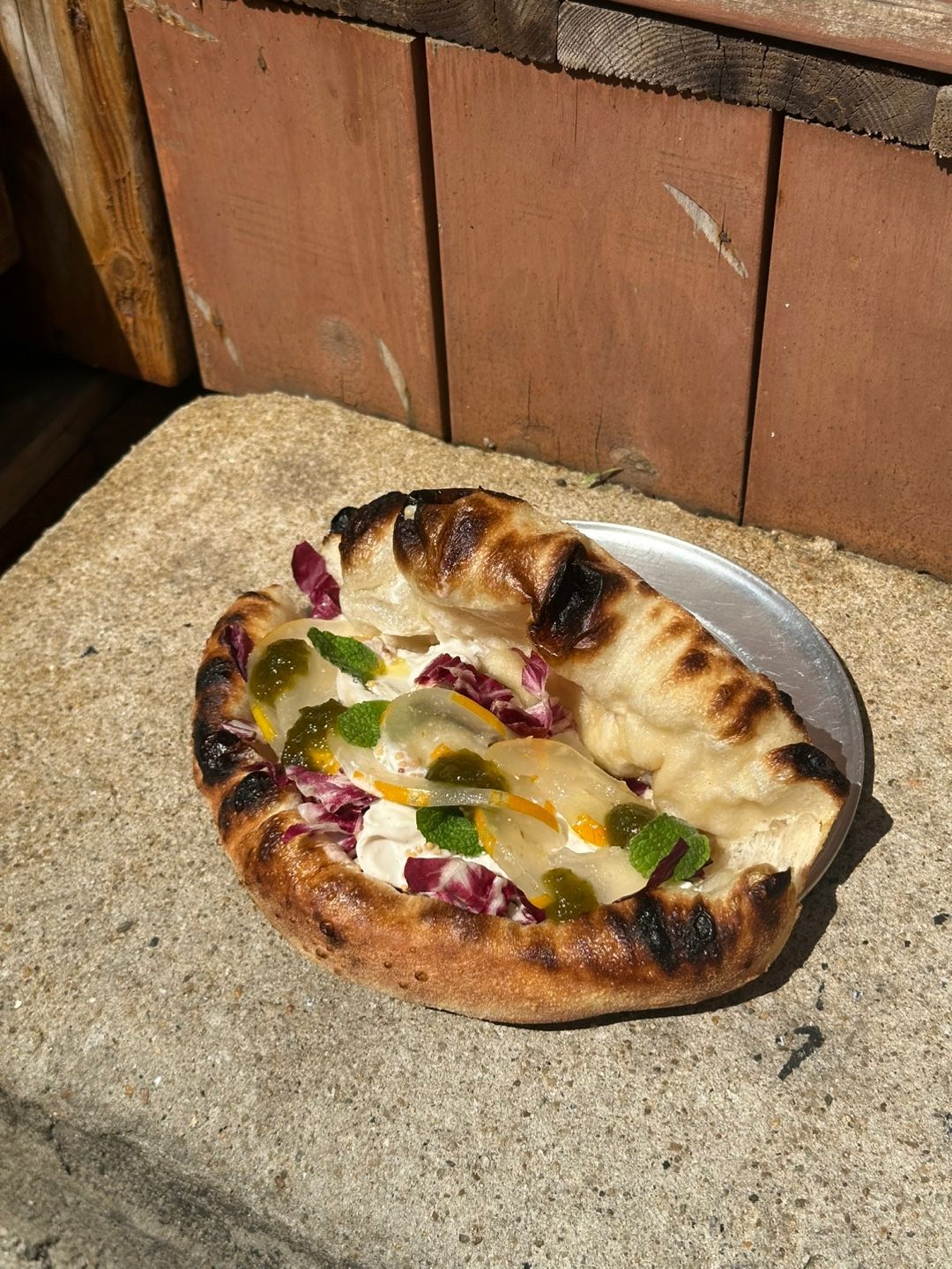 ‘참외치킨 도우샌드’는 담백하면서도 산뜻한 맛으로 입맛을 돋운다. / 출처: 도우클럽 연희본점 네이버지도 업체 등록