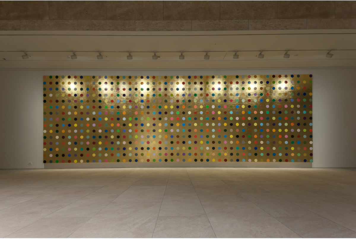 아트 스페이스의 데이미안 허스트 (Damien Hirst), ‘Aurous cyanide’, 캔버스에 하우스홀드 글로스 및 금박, 290x890x9cm / 이미지 출처: 파라다이이스시티 홈페이지