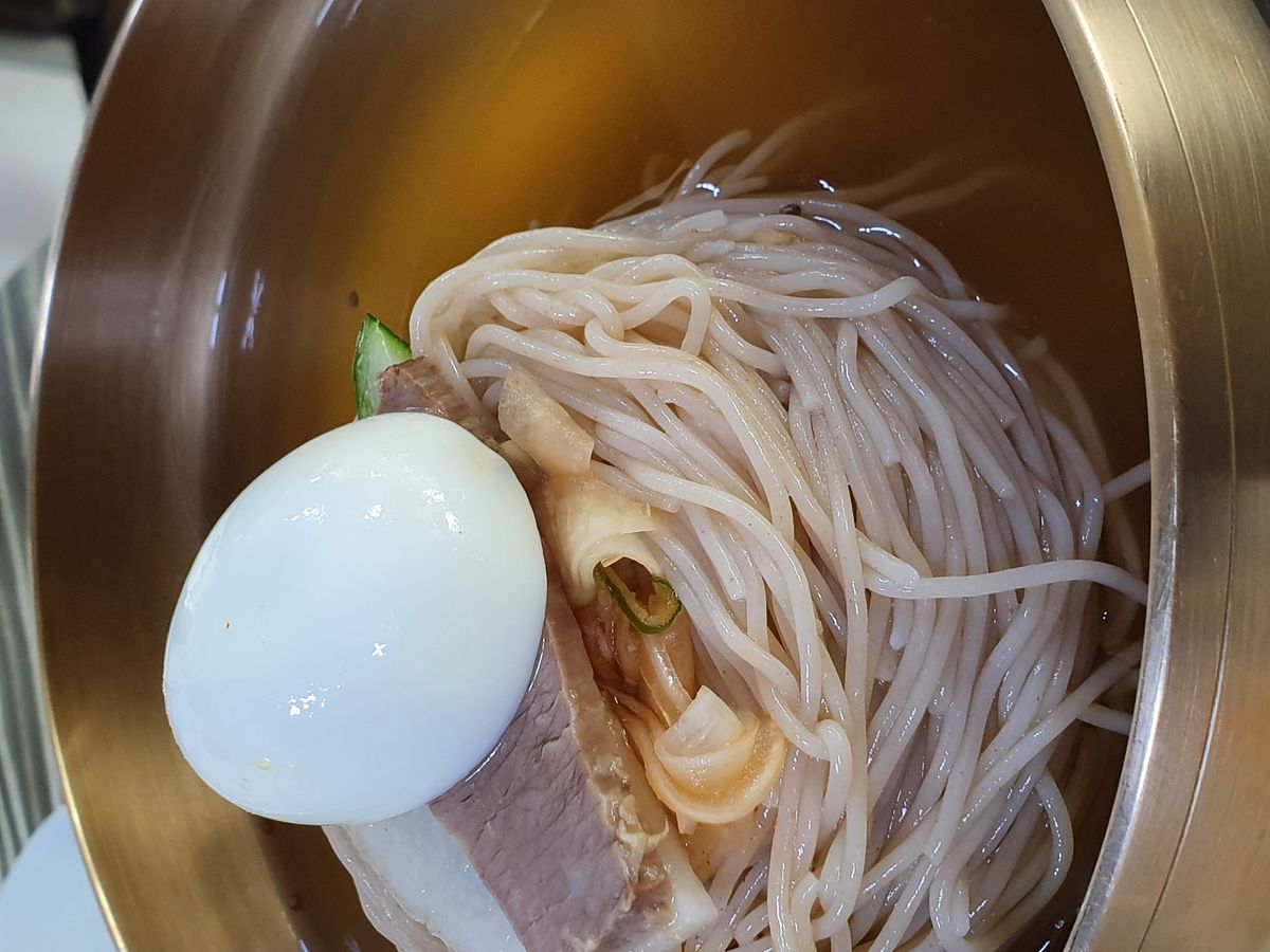 유기에 담긴 평양냉면. 과하주와 수육으로 시작한 여름 한 상은 차가운 냉면 한 그릇으로 마무리된다. / 이미지 출처: 필자 촬영
