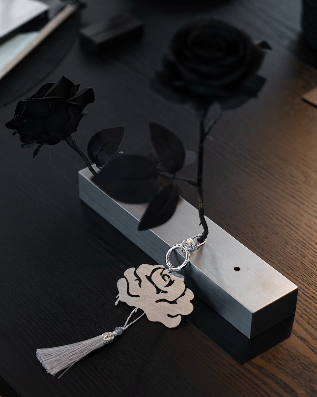 홈오피스를 모티브로 구성한 ‘The Rose Studio’. 노트북과 작업 도구, 장미 오브제, 스테인리스 에디션이 놓이며 작가의 창작 공간을 연상시킨다. / 이미지 출처: 필자 촬영