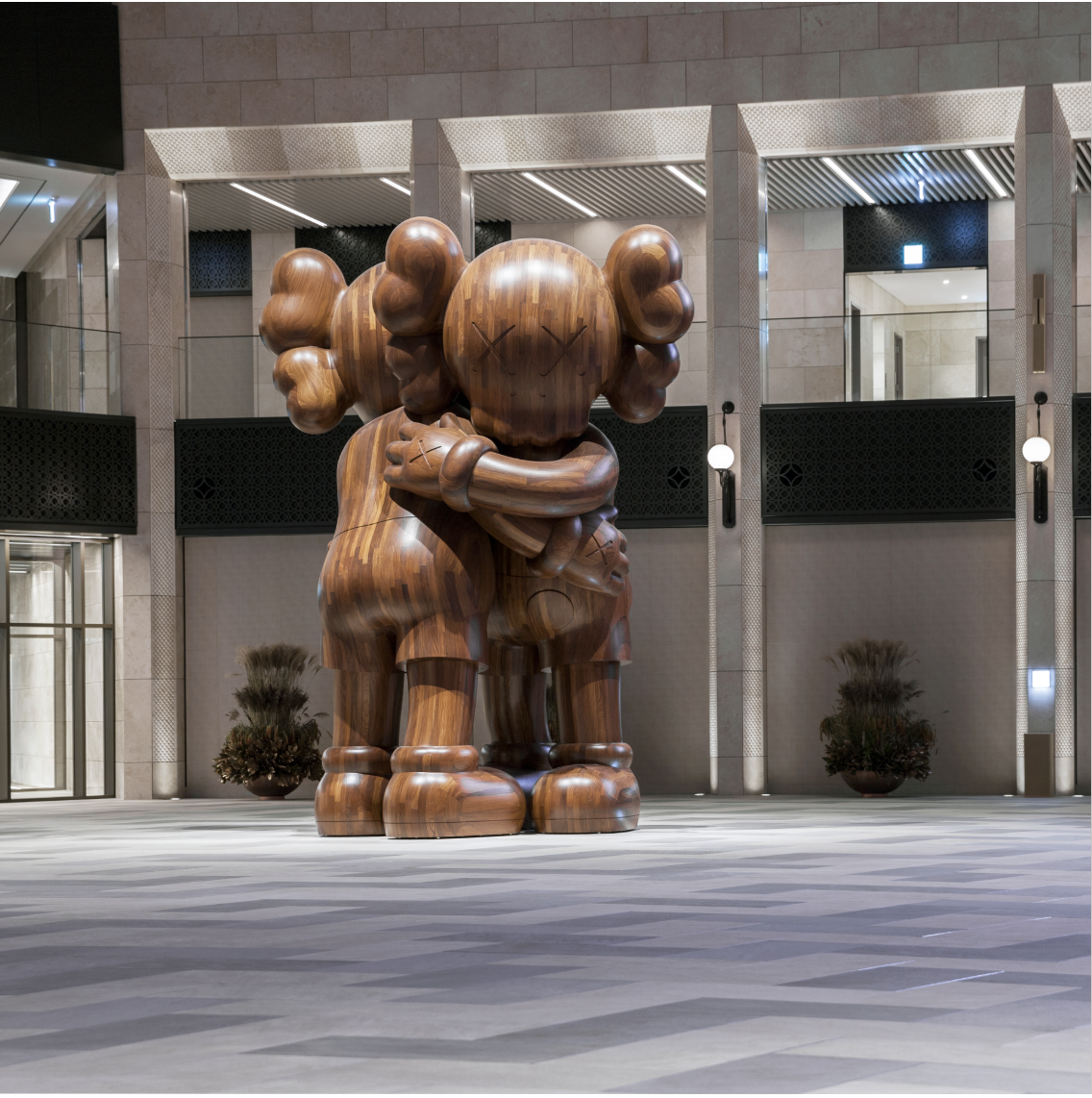 Plaza Square의 카우스 (KAWS), ‘Together’, 아프로모시아 나무, 600x452x337cm / 이미지 출처: 파라다이이스시티 홈페이지