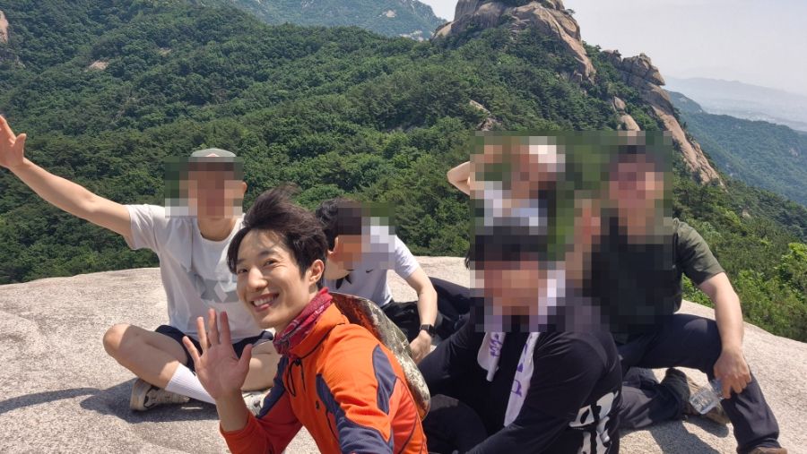 초록 능선을 배경으로 잠시 숨을 고르는 산행의 순간 / 이미지 출처: 필자 촬영