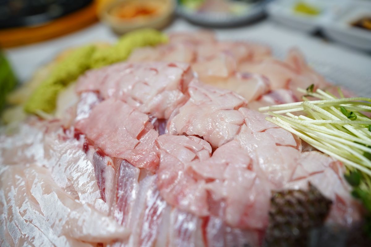 여름 보양식으로 꼽히는 노량진수산시장의 민어회. / 이미지 출처: 필자 촬영
