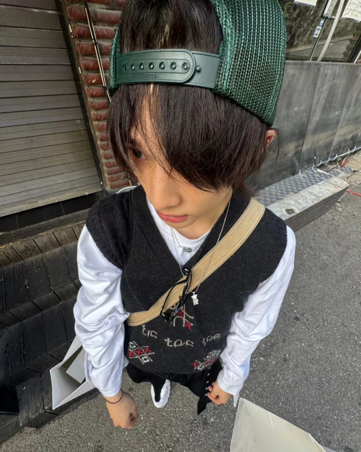 캐피탈의 메쉬 트러커 캡을 착용한 스트레이 키즈 현진 / 이미지 출처: 인스타그램 @hynjinnnn 