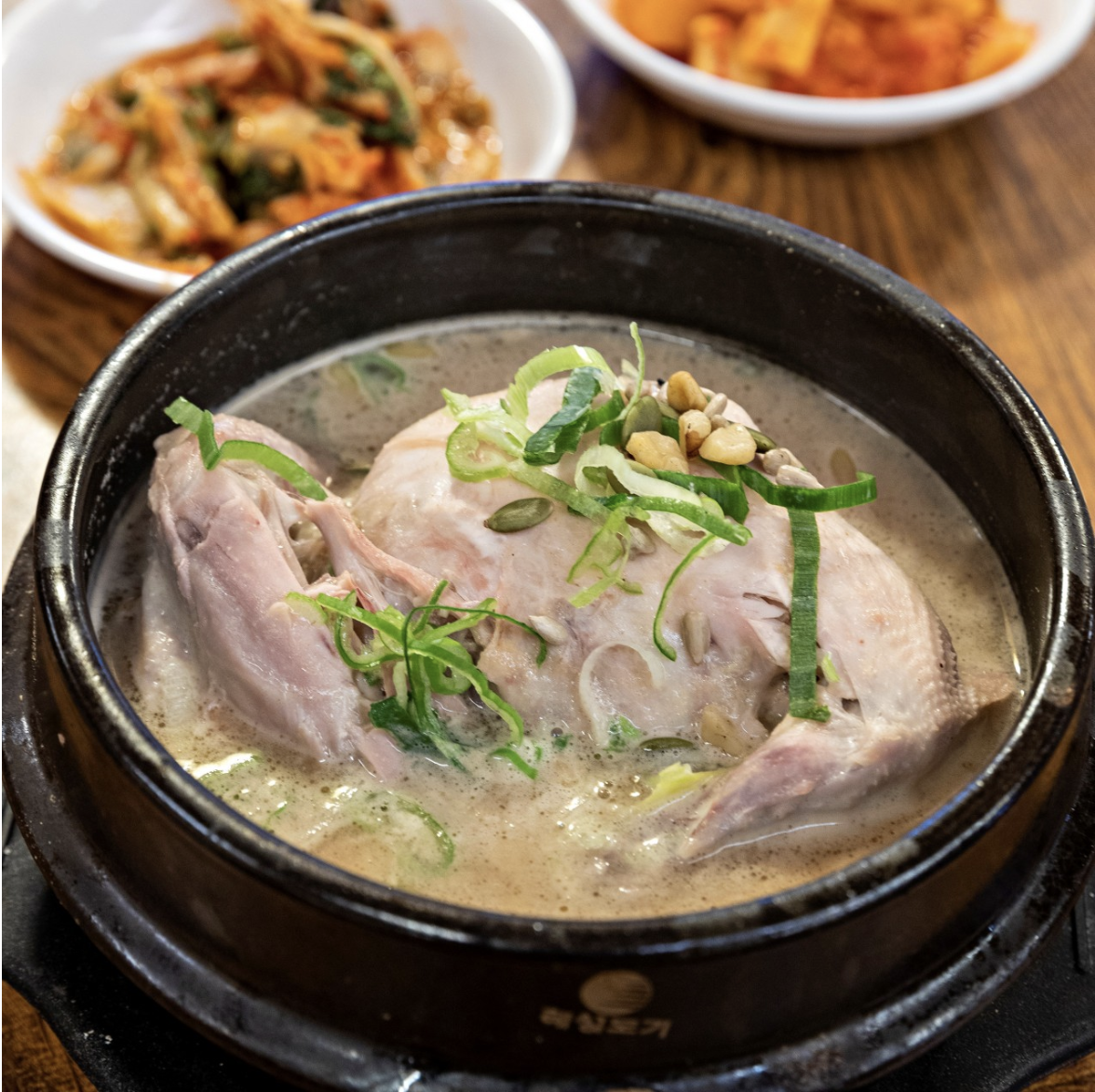 잣, 깨, 호박씨 등 다양한 견과류를 함께 우려내어 완성한 고소하고 걸쭉한 국물 삼계탕 / 이미지 출처: 더미식