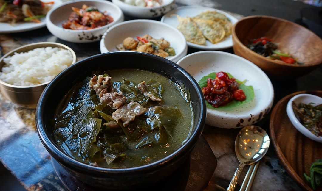 ‘한우등심 미역국’은 구수하고 진한 국물 맛이 일품이다. / 출처: 청담25 인스타그램
