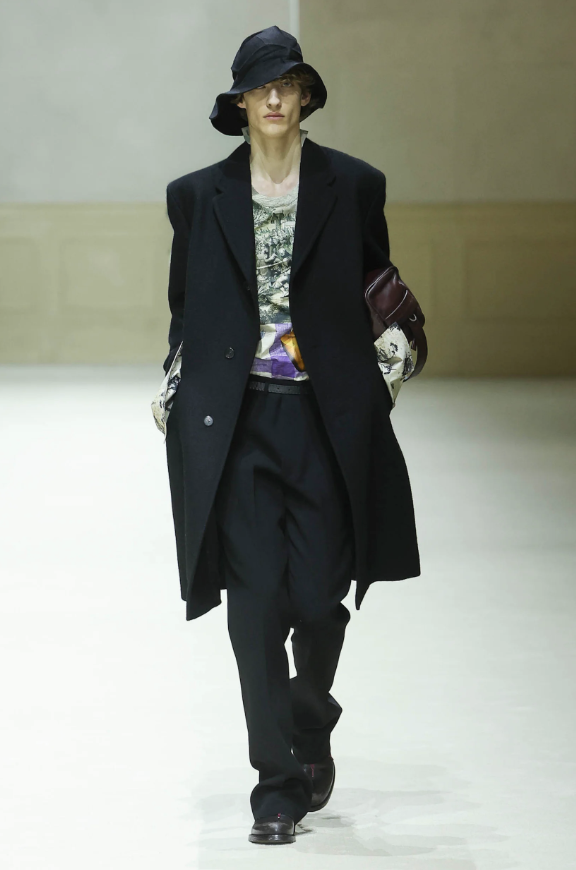 엔하이픈 성훈이 착용한 프라다 2026 F/W 맨즈 컬렉션 LOOK 45 / 이미지 출처: 프라다 홈페이지