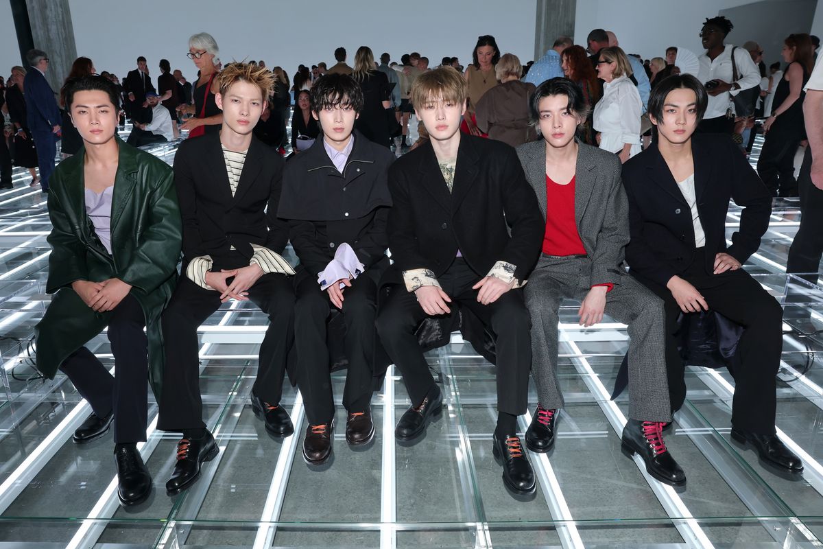 올해도 프라다 2027 S/S 컬렉션에 참석한 엔하이픈 / 이미지 출처: 게티이미지코리아