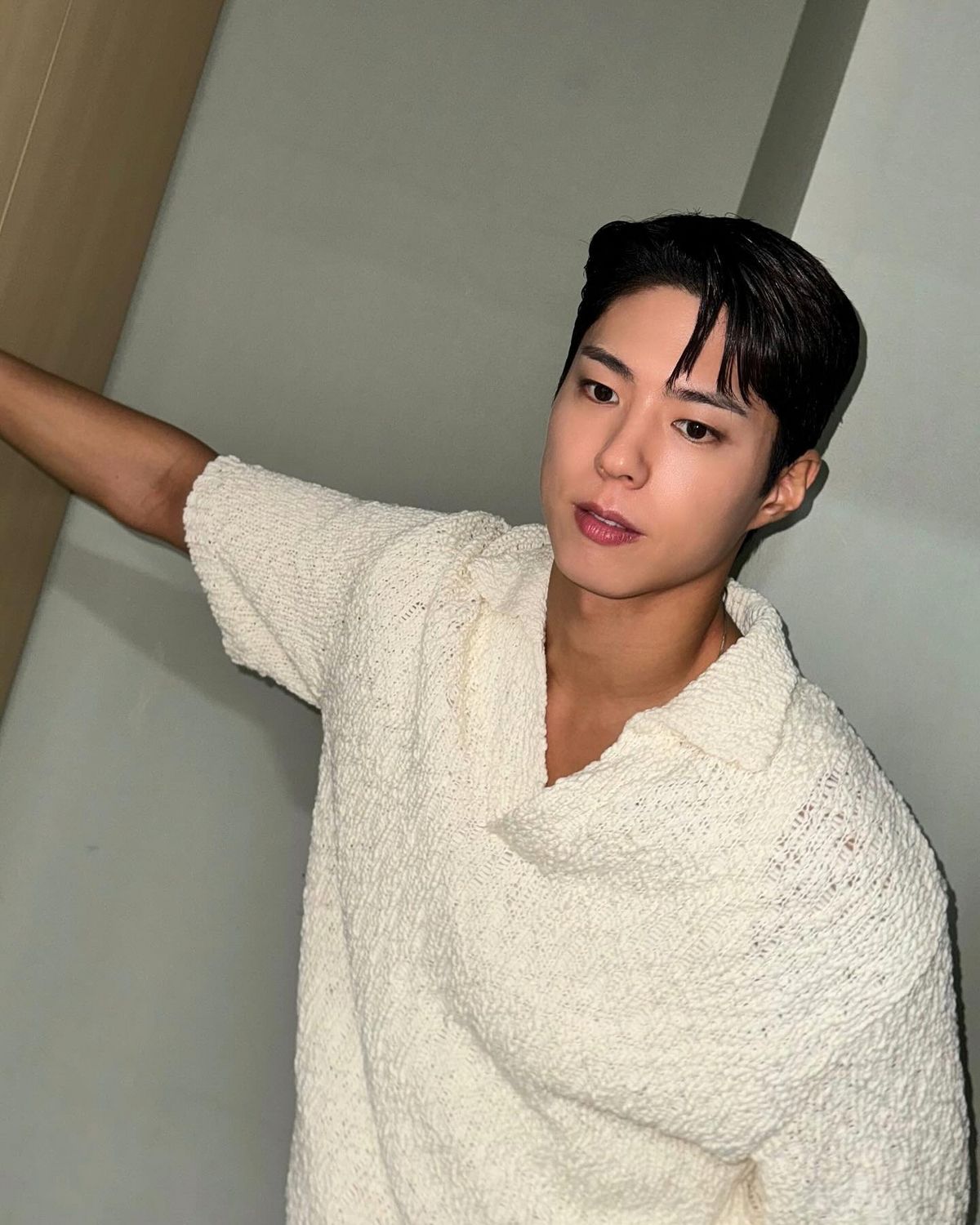 우영미의 위빙 포인트 반팔 니트를 착용한 박보검 / 이미지 출처: 인스타그램 @bogummy
