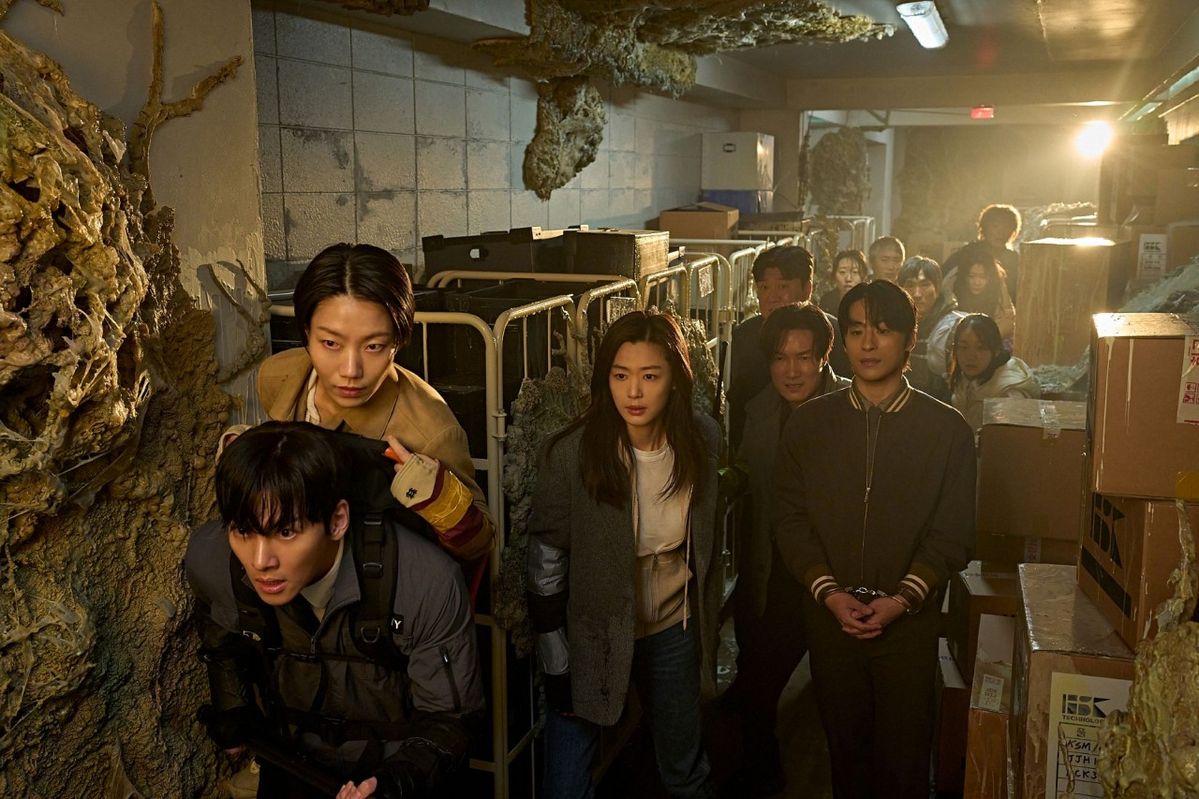 전지현, 구교환, 지창욱 등 화려한 출연진과 연상호의 좀비물이라는 것부터 관심을 모았던 군체는 현재 관객수 500만을 돌파했다. / 출처: 네이버영화 포토