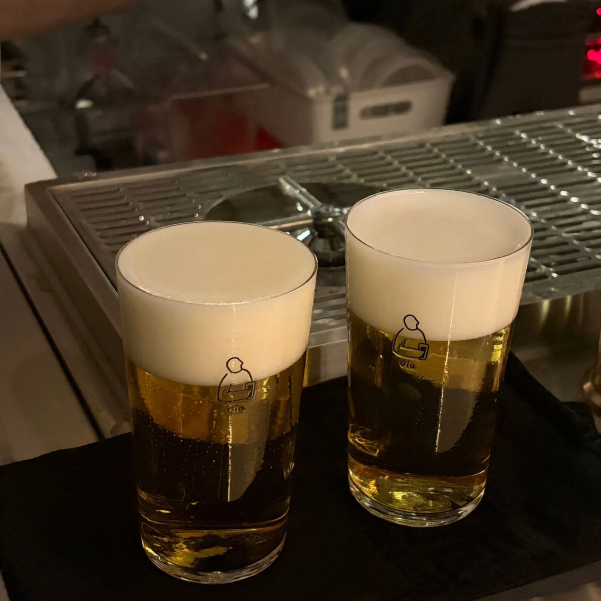 미국과 독일에서 인정받은 맥주 소믈리에가 따라주는 맥주를 맛볼 수 있다. / 제공: 비아 스탠딩바 인스타그램