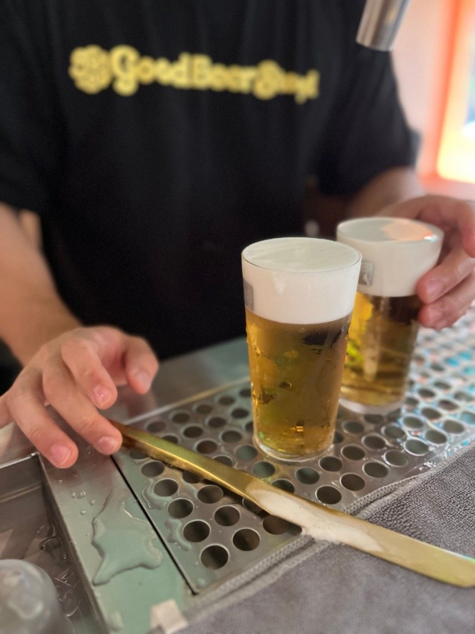 두께가 극도로 얇은 우스라이 잔은 맥주 맛을 끌어올리는 치트키다. / 출처: 굿비어스탠드 네이버지도 업체 등록