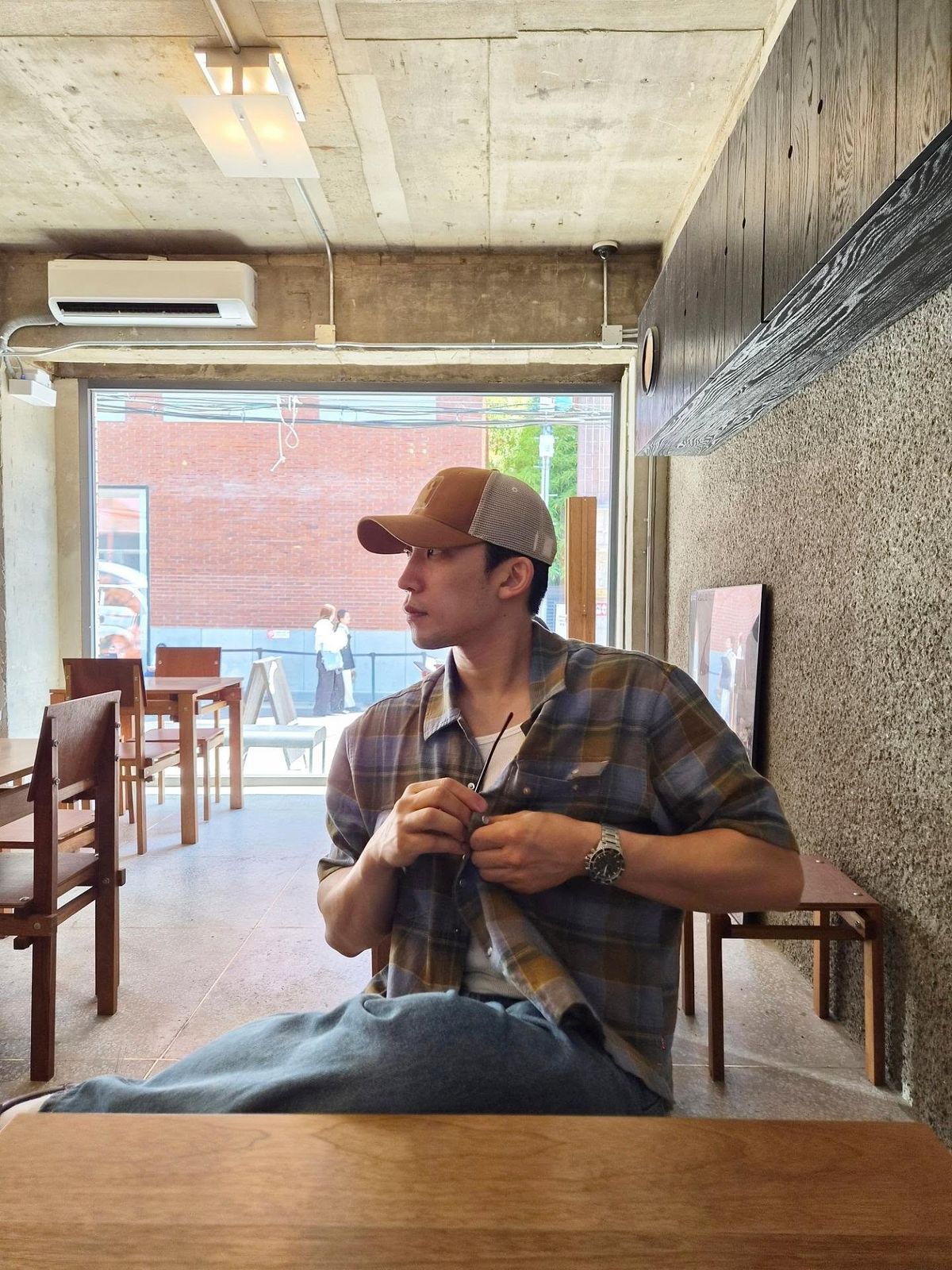 체크 셔츠의 반전 매력 스타일링 / 이미지 출처: 인스타그램 @leesangyi_