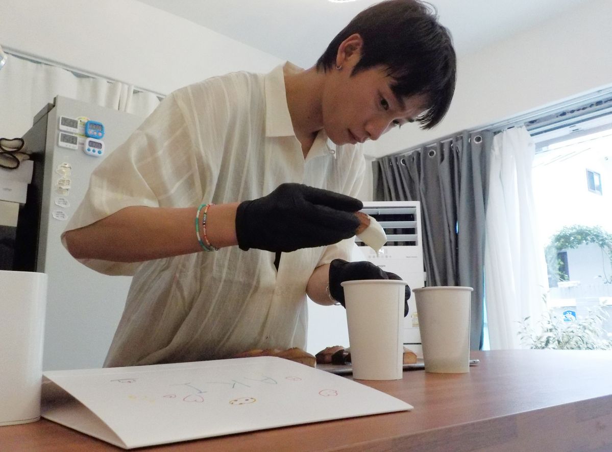 휘낭시에를 만들고 있는 아키