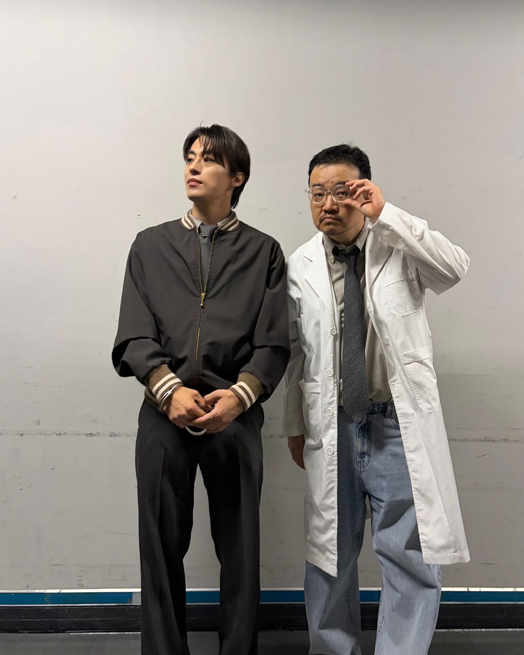 극 중 서영철을 재현한 바시티 재킷 룩 / 이미지 출처: 쇼박스 및 나무엑터스.