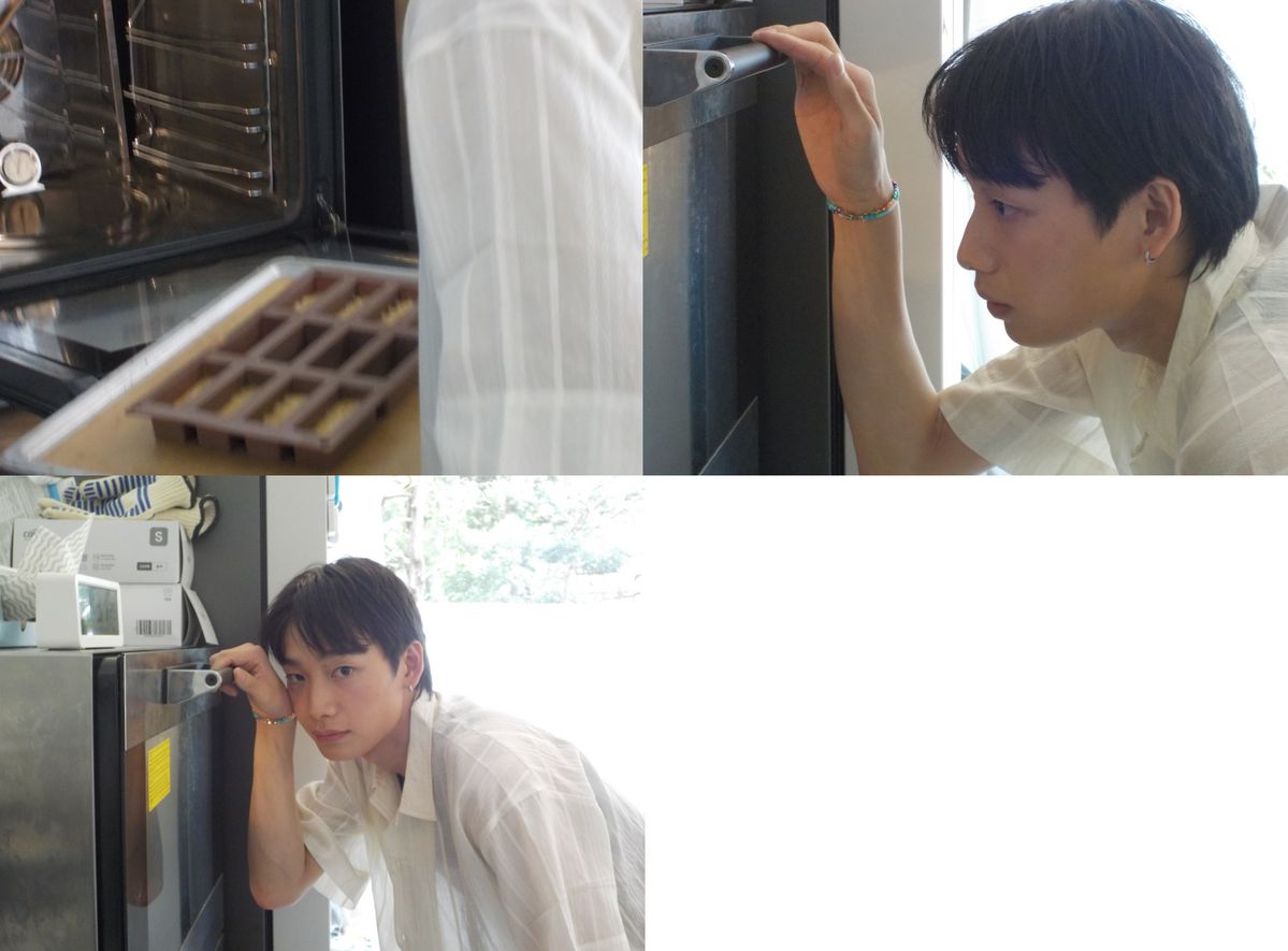 휘낭시에를 만들고 있는 아키 