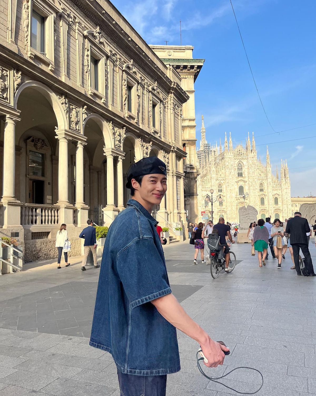 스타일리시한 데님 셔츠 스타일링 / 이미지 출처: 인스타그램 @byeonwooseok 