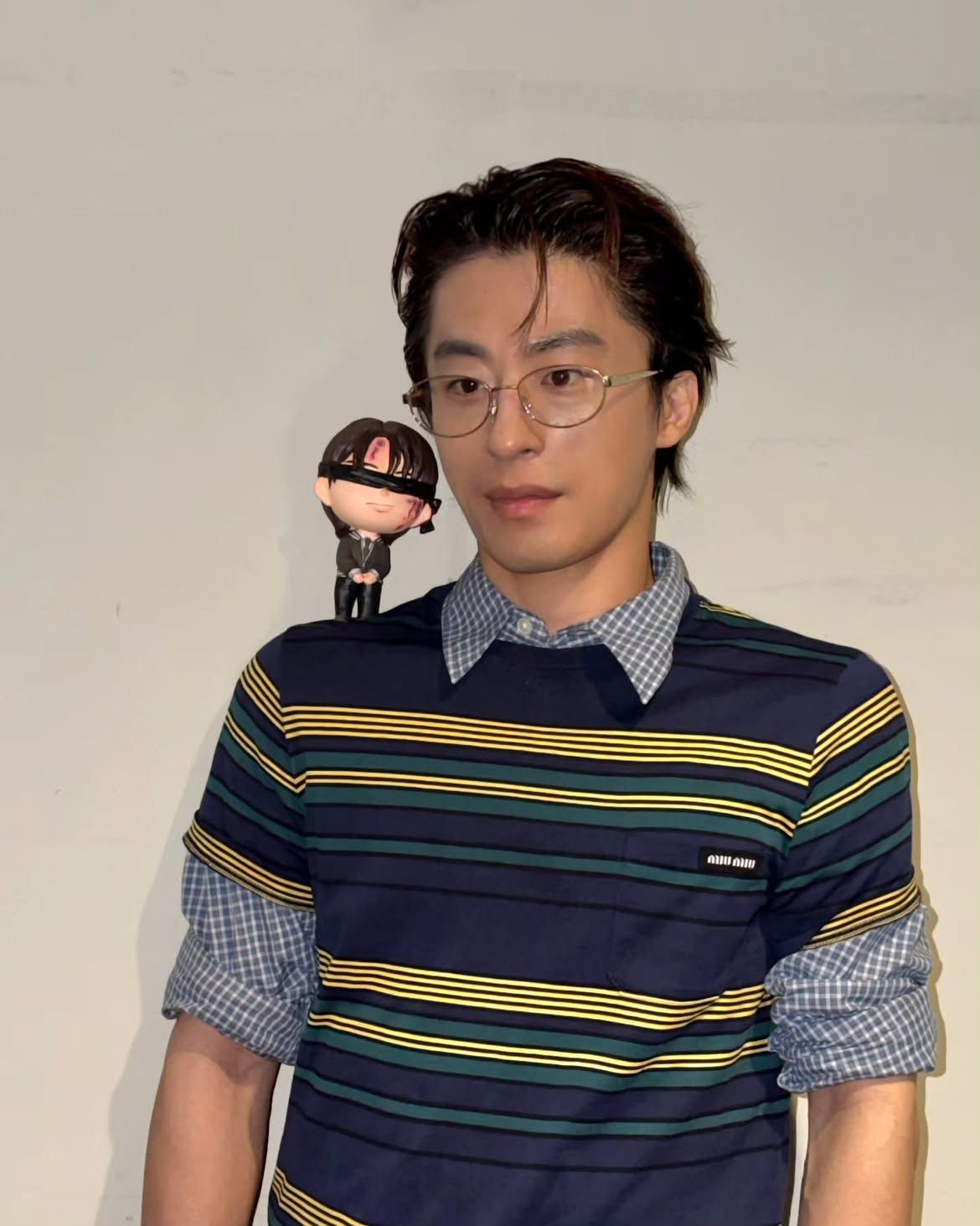 미우미우 톱을 활용한 구교환의 캐주얼 스타일링 / 이미지 출처: 쇼박스 및 나무엑터스.