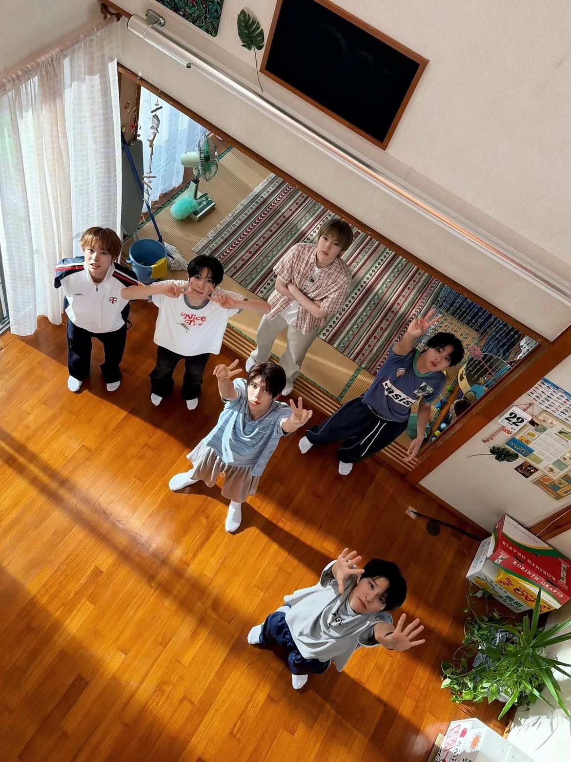 2000년대 초반의 일본 청춘물을 떠올리게하는 엔시티 위시의 스타일링 이미지 / 이미지 출처 : 인스타그램 @nctwish_official 