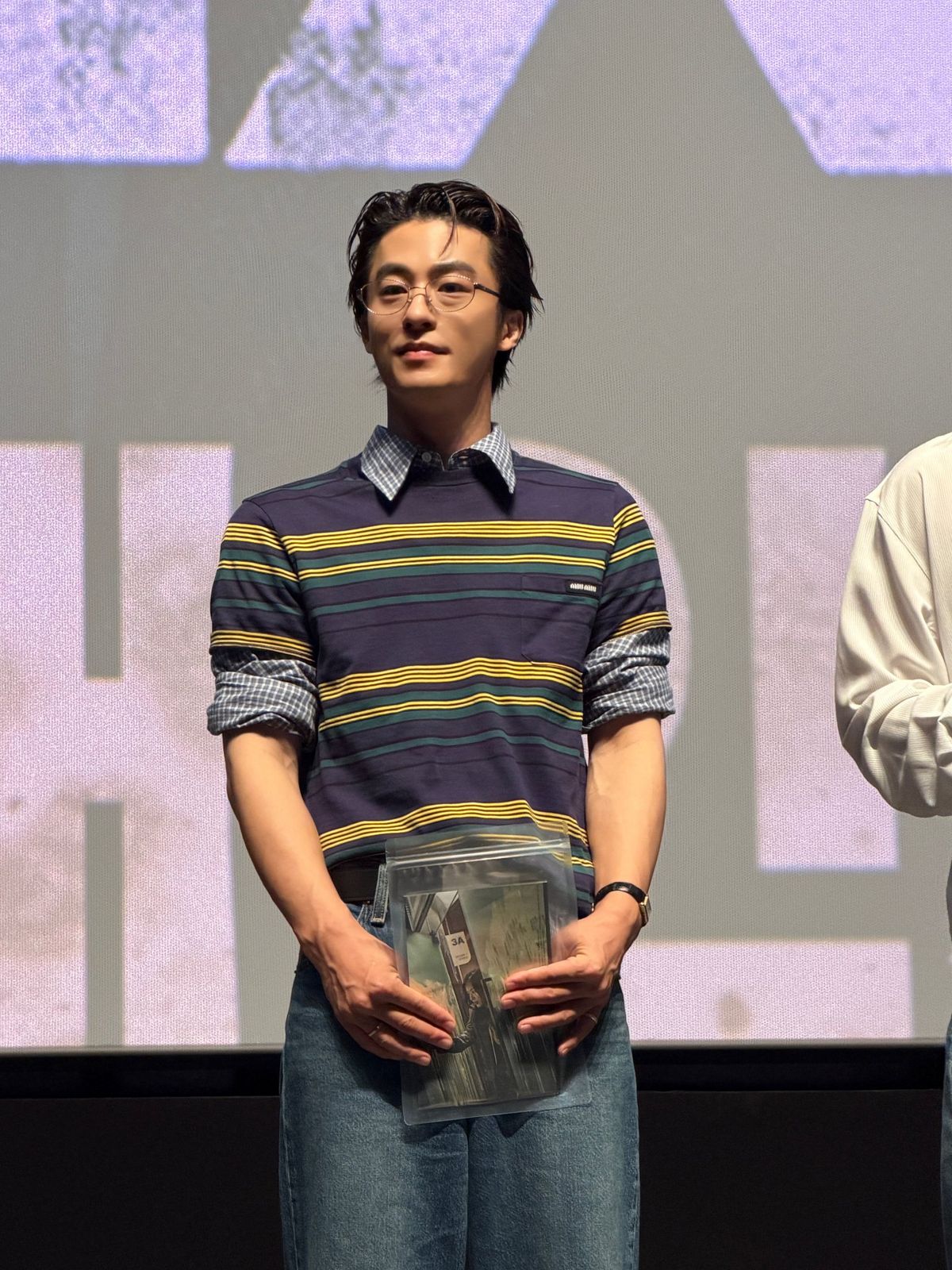 미우미우 톱을 활용한 구교환의 캐주얼 스타일링 / 이미지 출처: 쇼박스 및 나무엑터스.