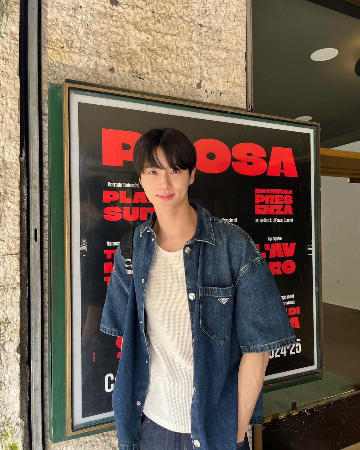 스타일리시한 데님 셔츠 스타일링 / 이미지 출처: 인스타그램 @byeonwooseok 