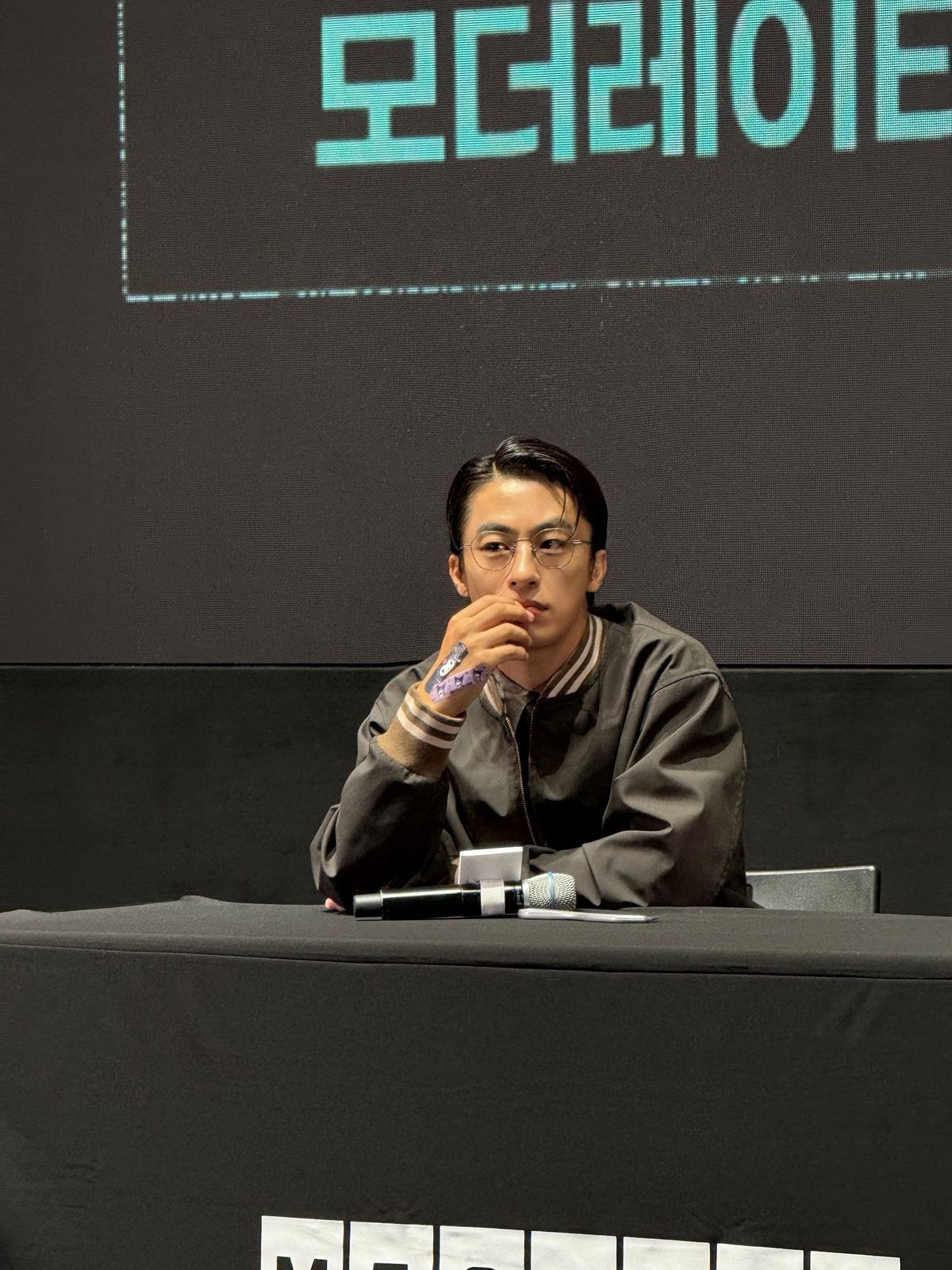 극 중 서영철을 재현한 바시티 재킷 룩 / 이미지 출처: 쇼박스 및 나무엑터스.