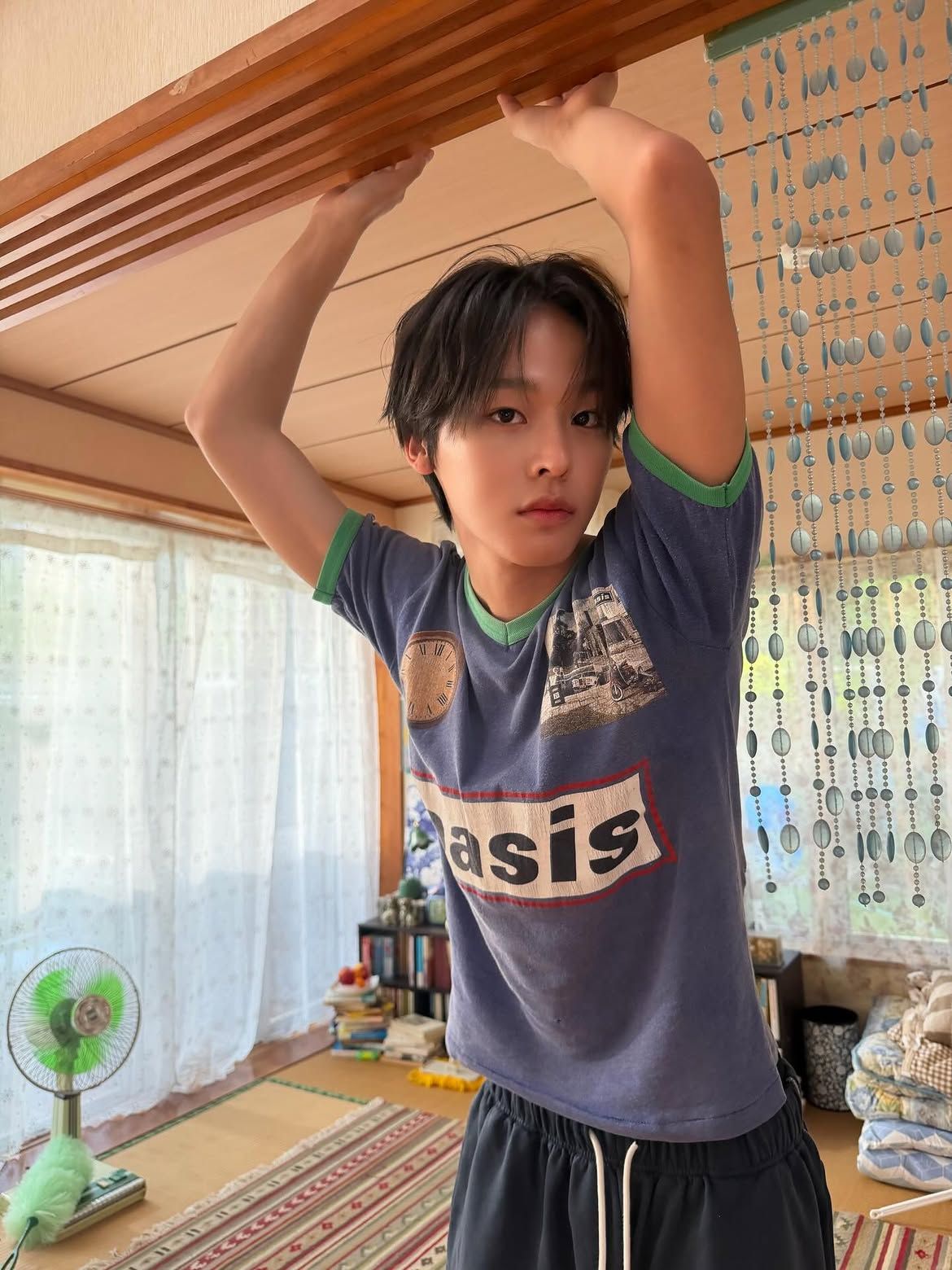 2000년대 초반의 일본 청춘물을 떠올리게하는 엔시티 위시 리쿠의 스타일링 이미지 / 이미지 출처 : 인스타그램 @nctwish_official 