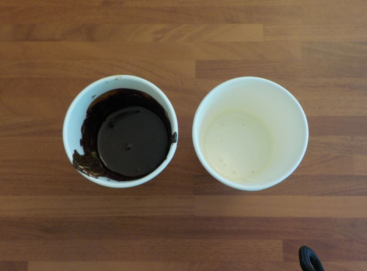 휘낭시에를 만들고 있는 아키