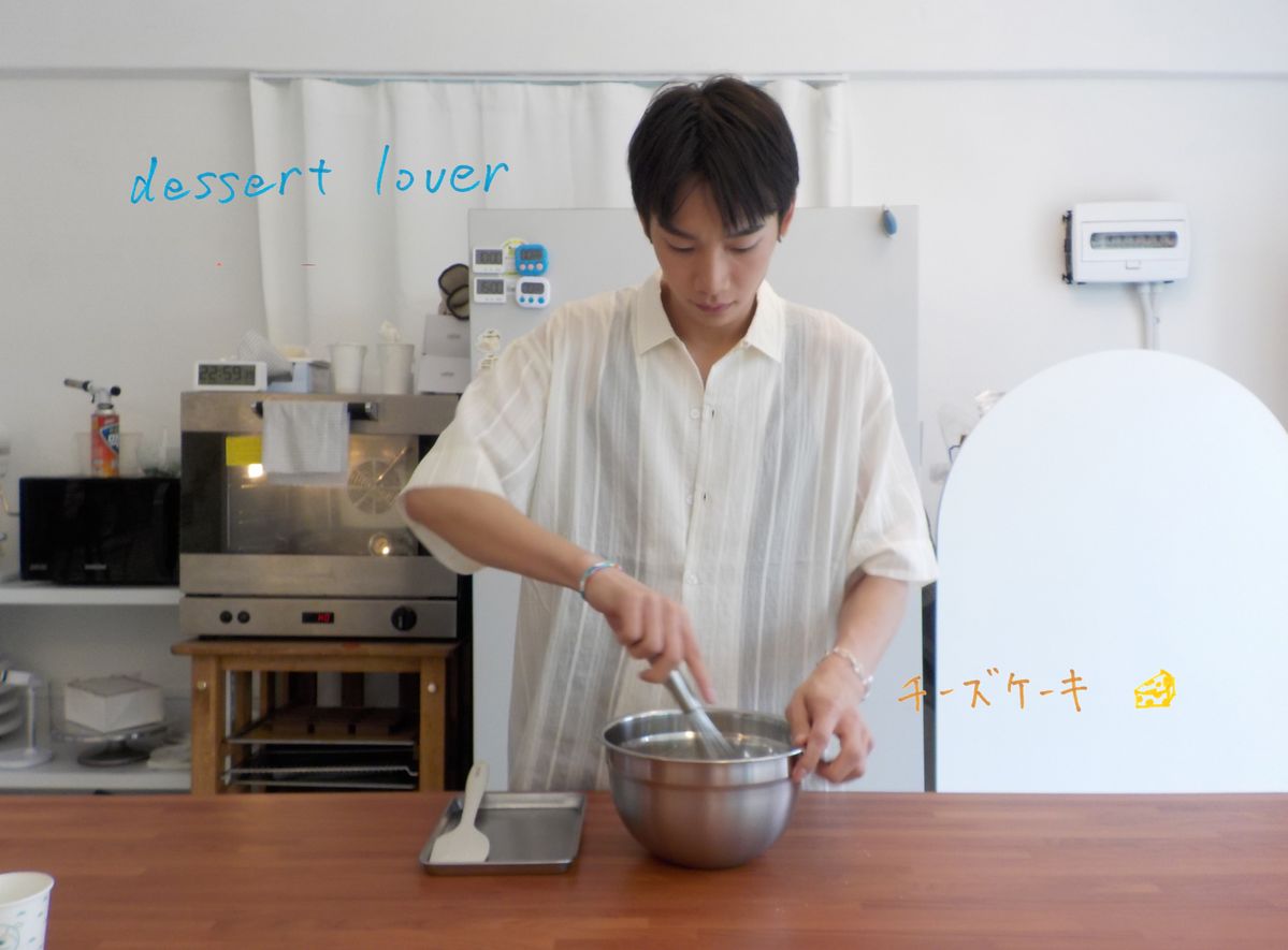 휘낭시에를 만들고 있는 아키