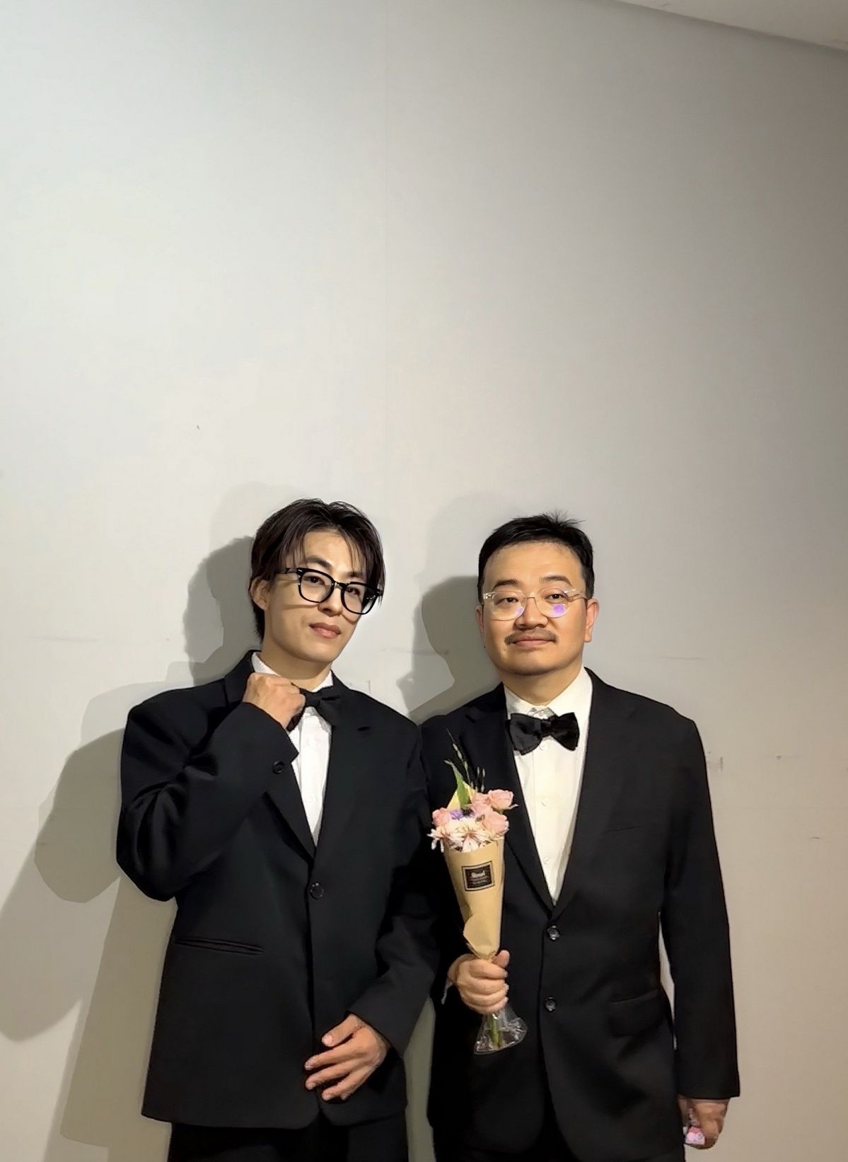 슈트 차림으로 등장한 연상호 감독과 구교환 / 이미지 출처: 쇼박스 및 나무엑터스.