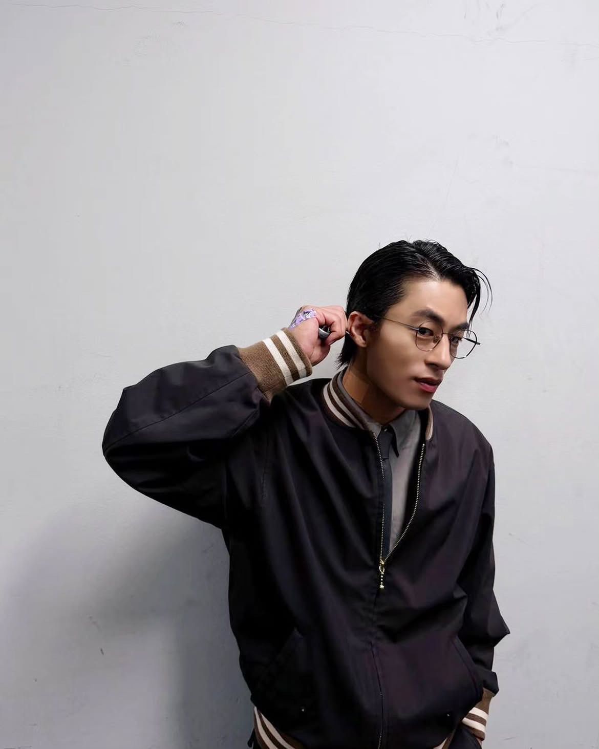 극 중 서영철을 재현한 바시티 재킷 룩 / 이미지 출처: 쇼박스 및 나무엑터스.